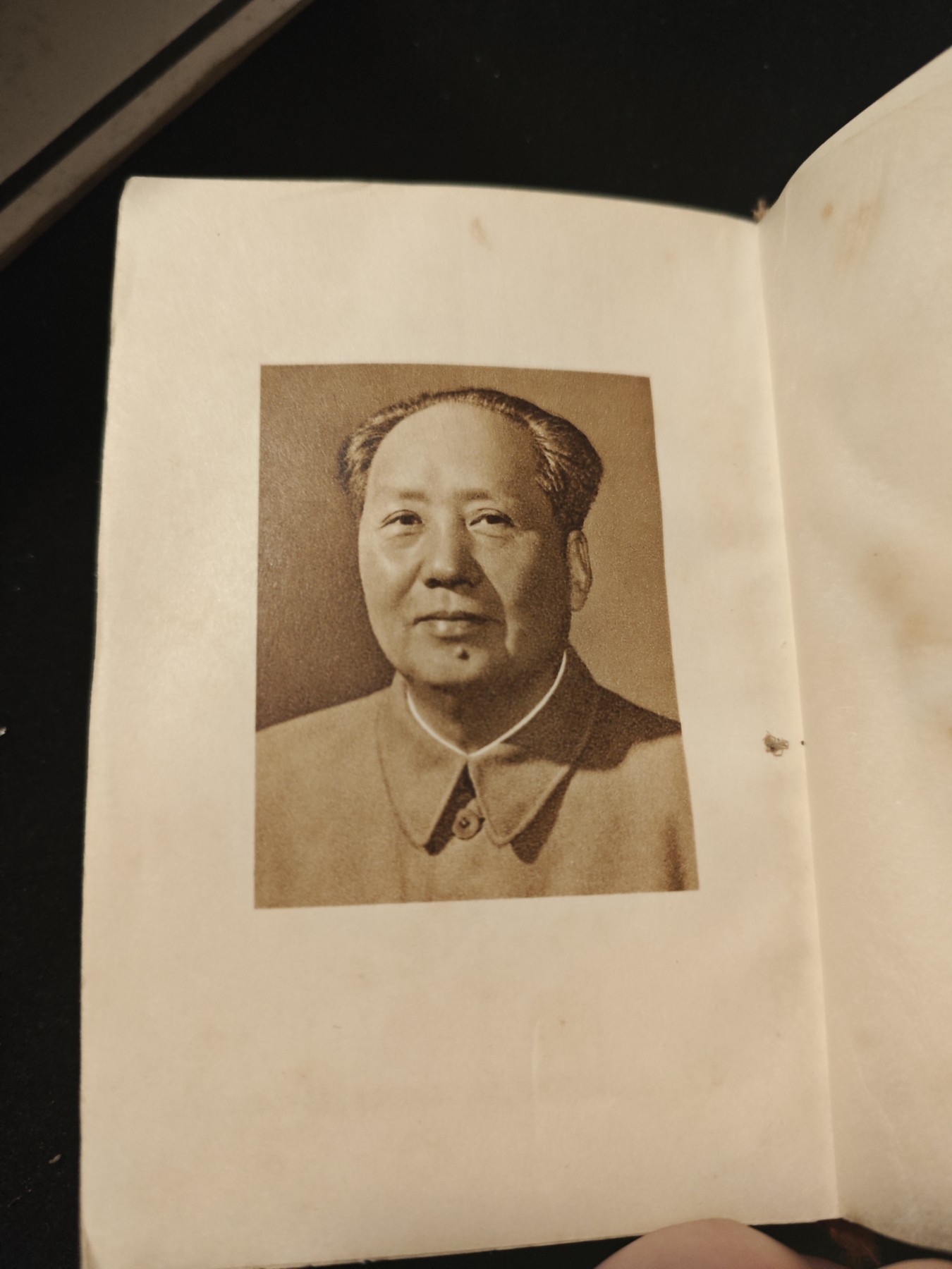 红色收藏🇨🇳毛主席像章红宝书专场🔥保真包老放心拍！ 毛主席语录，外国友人（日本）版