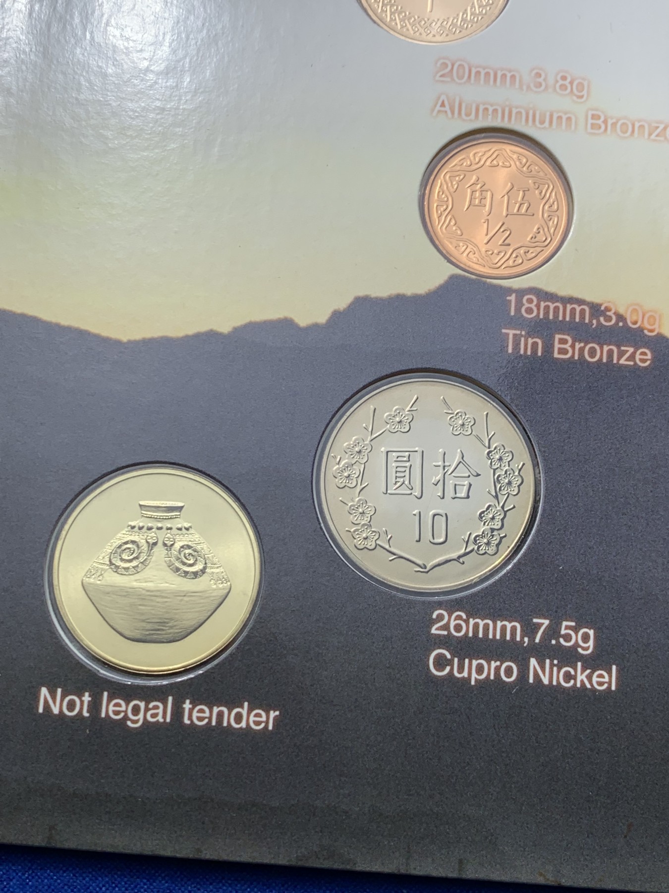 《竞宝斋》第235场-周日，周一，周二，周三 疯狂4连拍 (全场包邮) 中国台湾 排湾族民俗主题新台币套币册子 嘎嘎新的一套币 每一枚都是无敌车轮光 看不到斑点和小划痕 适合珍藏 币册介绍了大陆无记载资料的少数民族民俗情况 包含一枚中央造币厂排湾族民俗纪念章