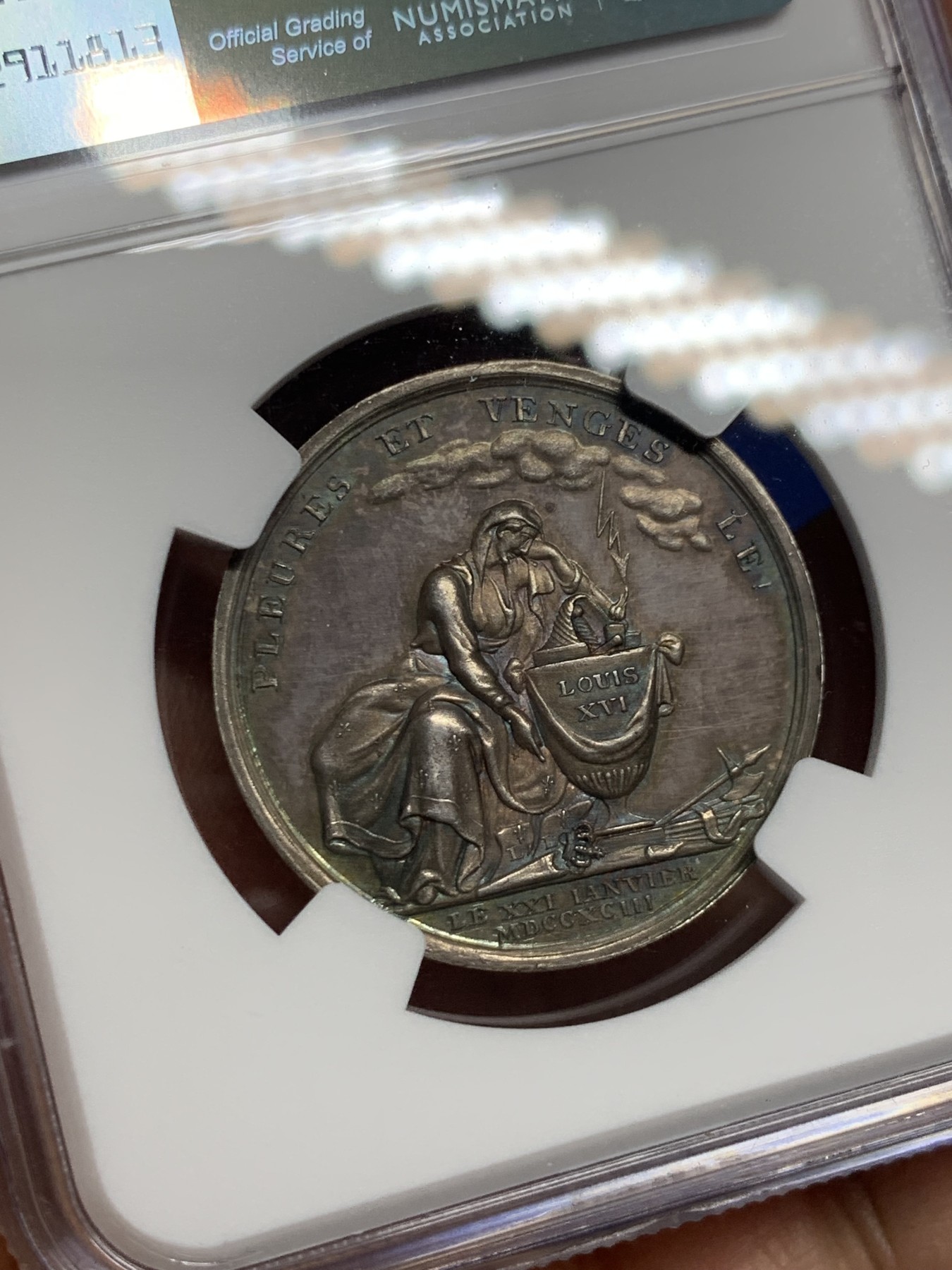 《竞宝斋》第237场- 周日，周一，周二，周日 疯狂4连拍 (全场包邮) NGC-MS62 德国名家loos作品 悼念法国大革命1793年路易十六银章，象征波旁王朝的鸢尾花羊皮纸被撕破，电闪雷鸣，法国大革命搅得欧洲天翻地覆，五彩包浆