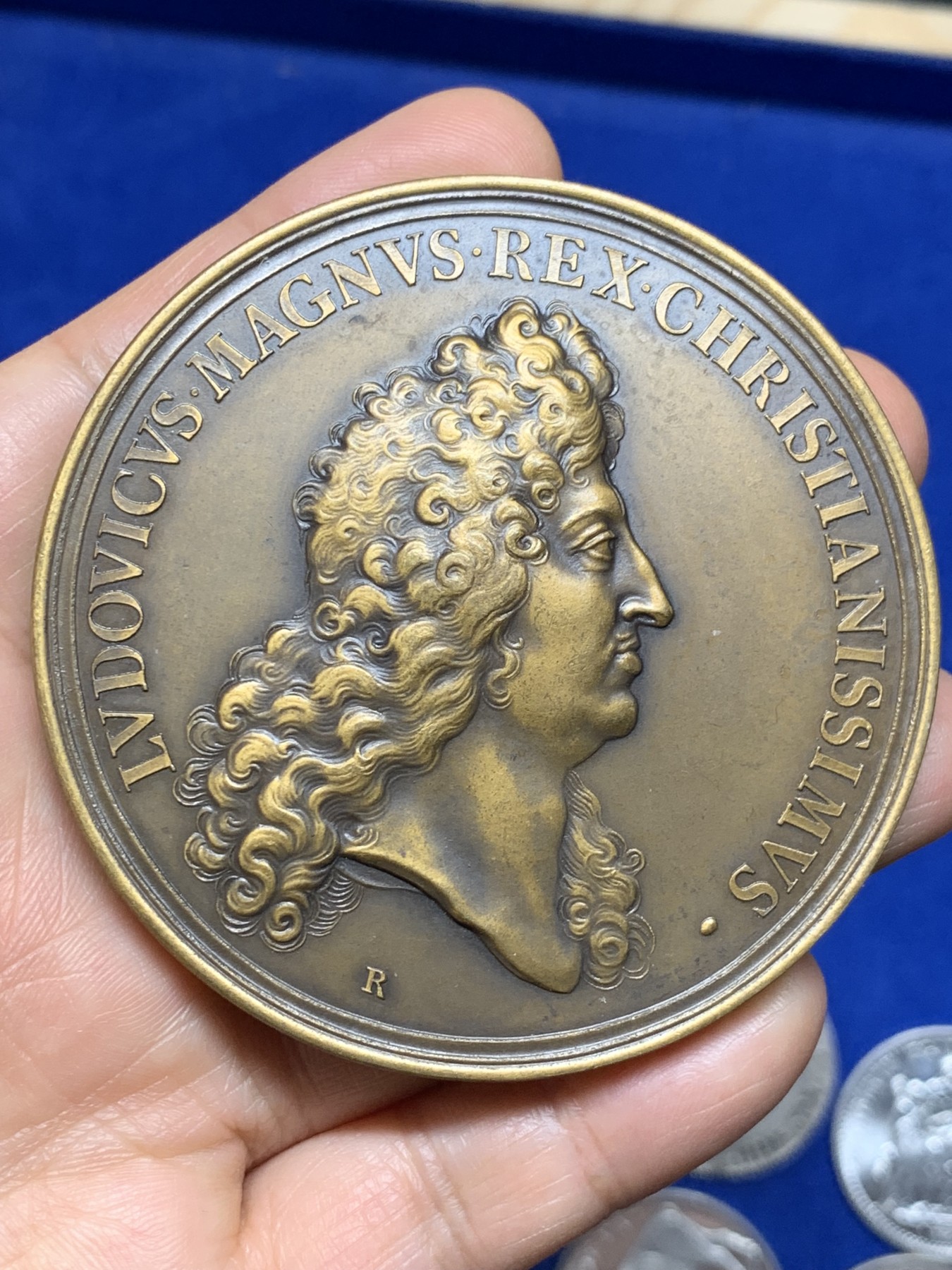 《竞宝斋》第235场-周日，周一，周二，周三 疯狂4连拍 (全场包邮) 1676年 法国太阳王路易十四大铜章，直径72mm，重156g，丰饶角边铭，后铸版