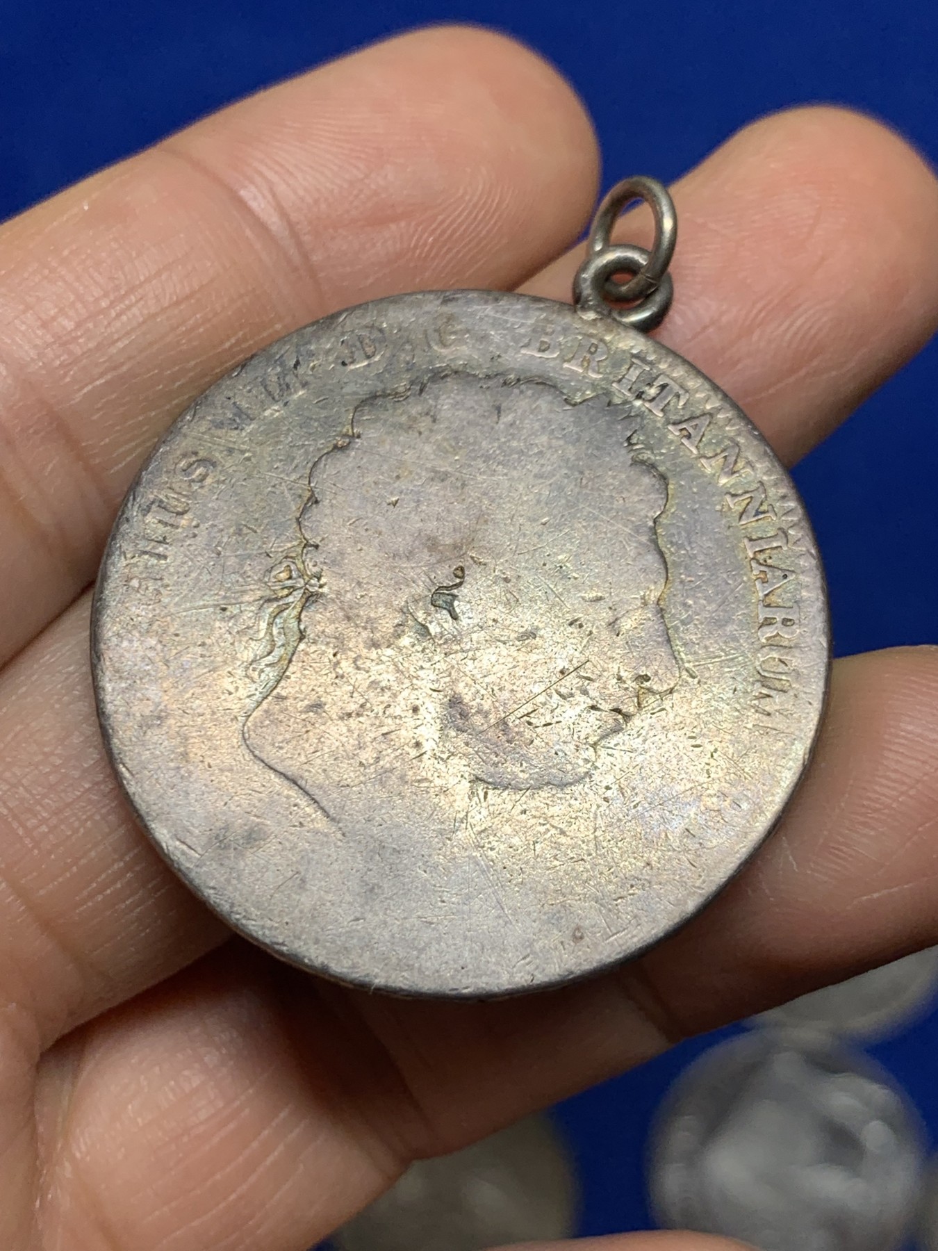 《竞宝斋》第235场-周日，周一，周二，周三 疯狂4连拍 (全场包邮) 英国乔三马剑银币挂坠 自然流通