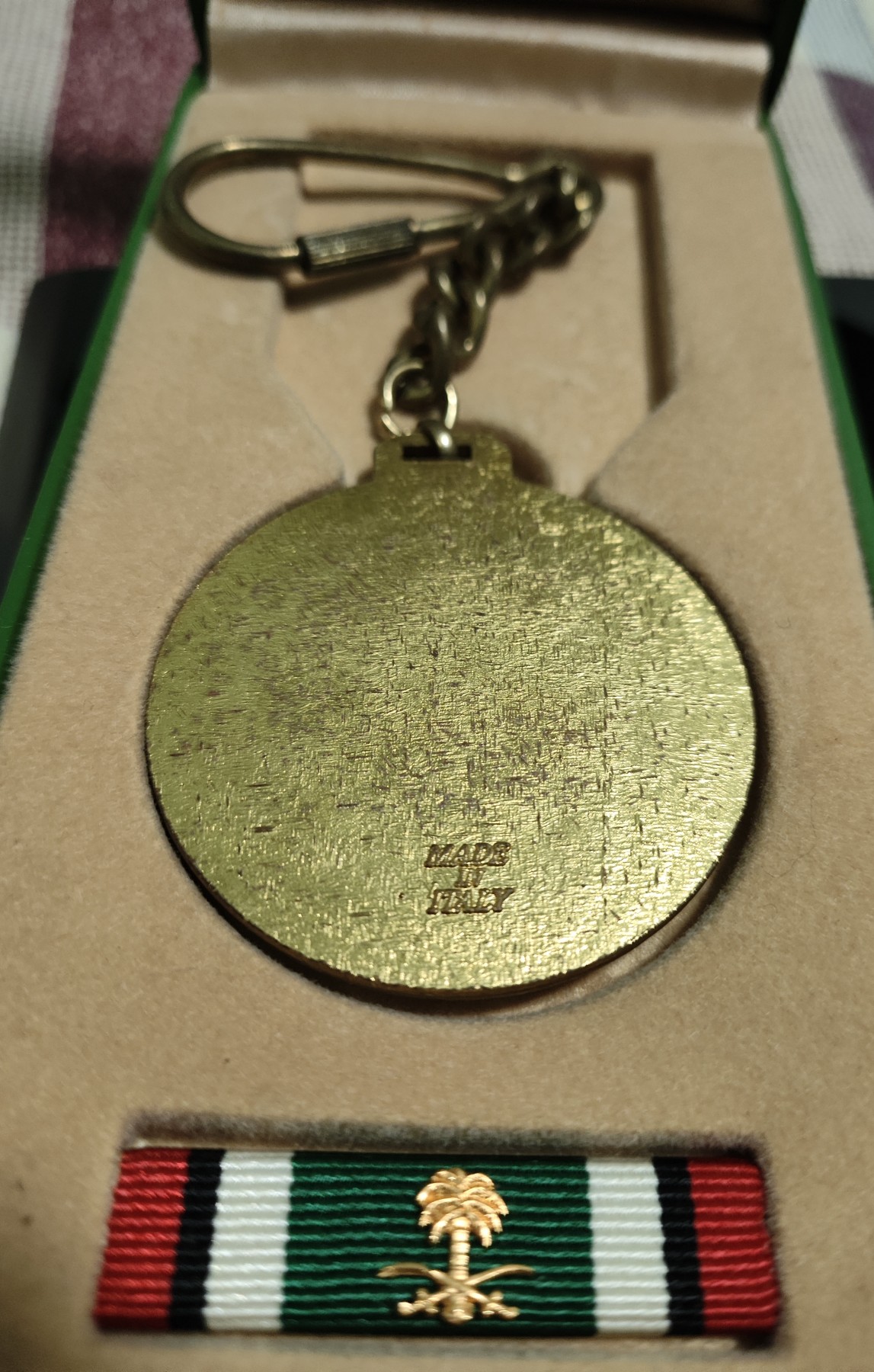 仁孝堂徽章红藏拍卖(第二场) 少见 沙特阿拉伯版海湾战争奖章 意大利定制 授予联军高级军官 不过很明显得主没当回事 改成钥匙扣了