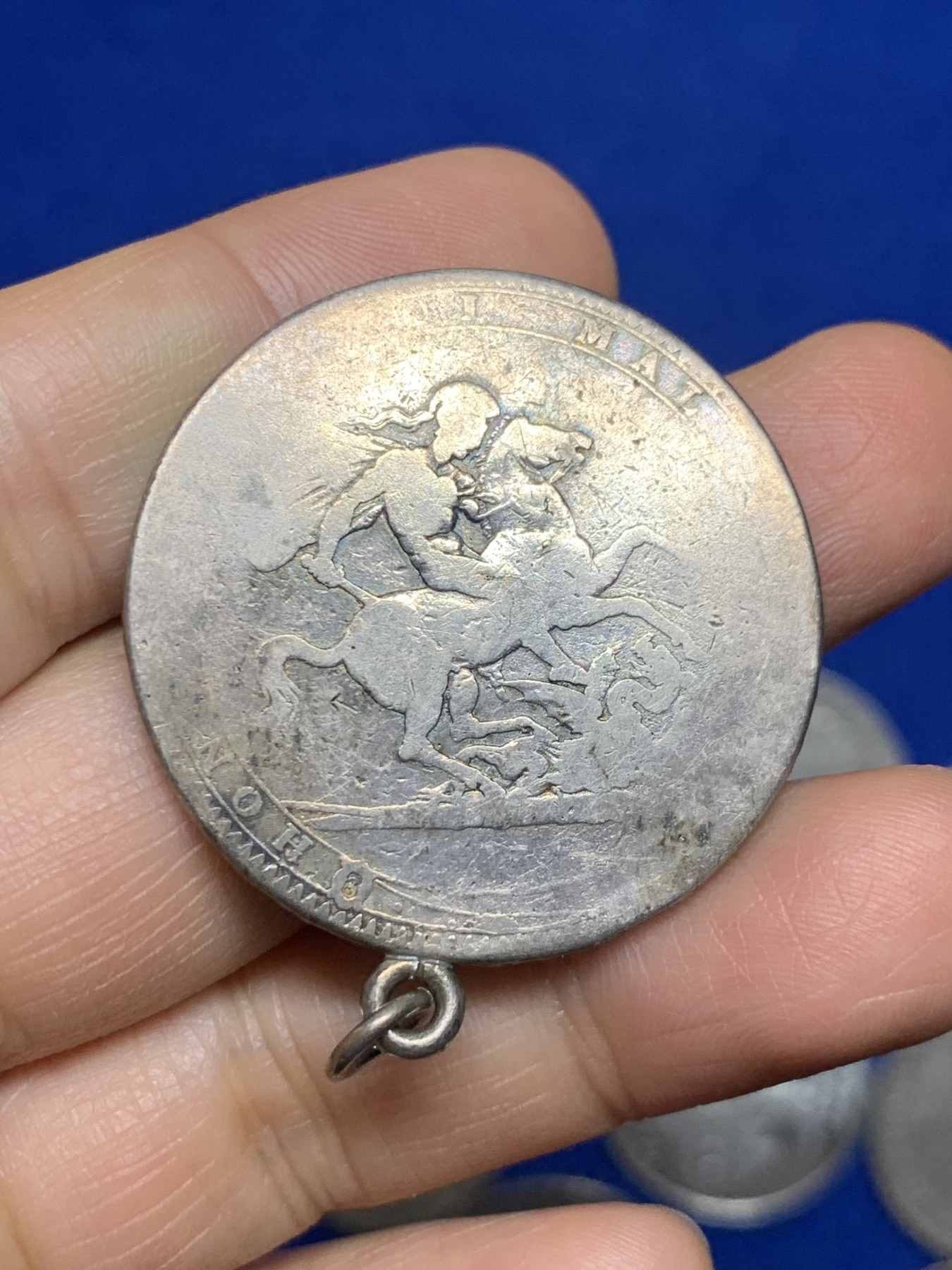 《竞宝斋》第235场-周日，周一，周二，周三 疯狂4连拍 (全场包邮) 英国乔三马剑银币挂坠 自然流通