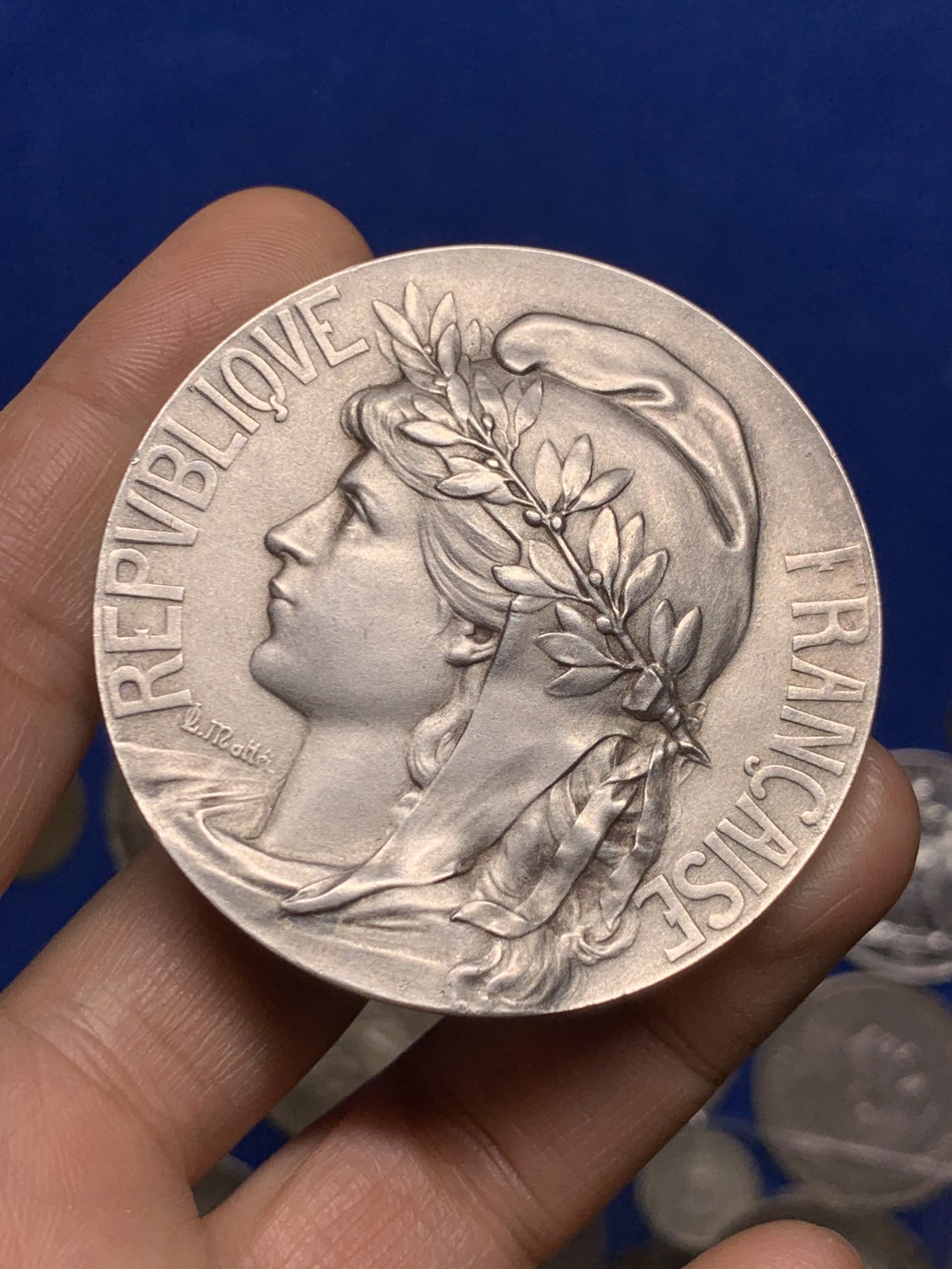 《竞宝斋》第235场-周日，周一，周二，周三 疯狂4连拍 (全场包邮) 法国铜镀银章 自由帽玛丽安娜奖章 法国镀银铜章，新艺术风格，头戴自由帽和月桂花环的玛丽安娜，此章非常少见。材质铜镀银，边铭三角Bronze，直径54.7mm，重量70.2g，品相接近完美，包浆自然，如图。