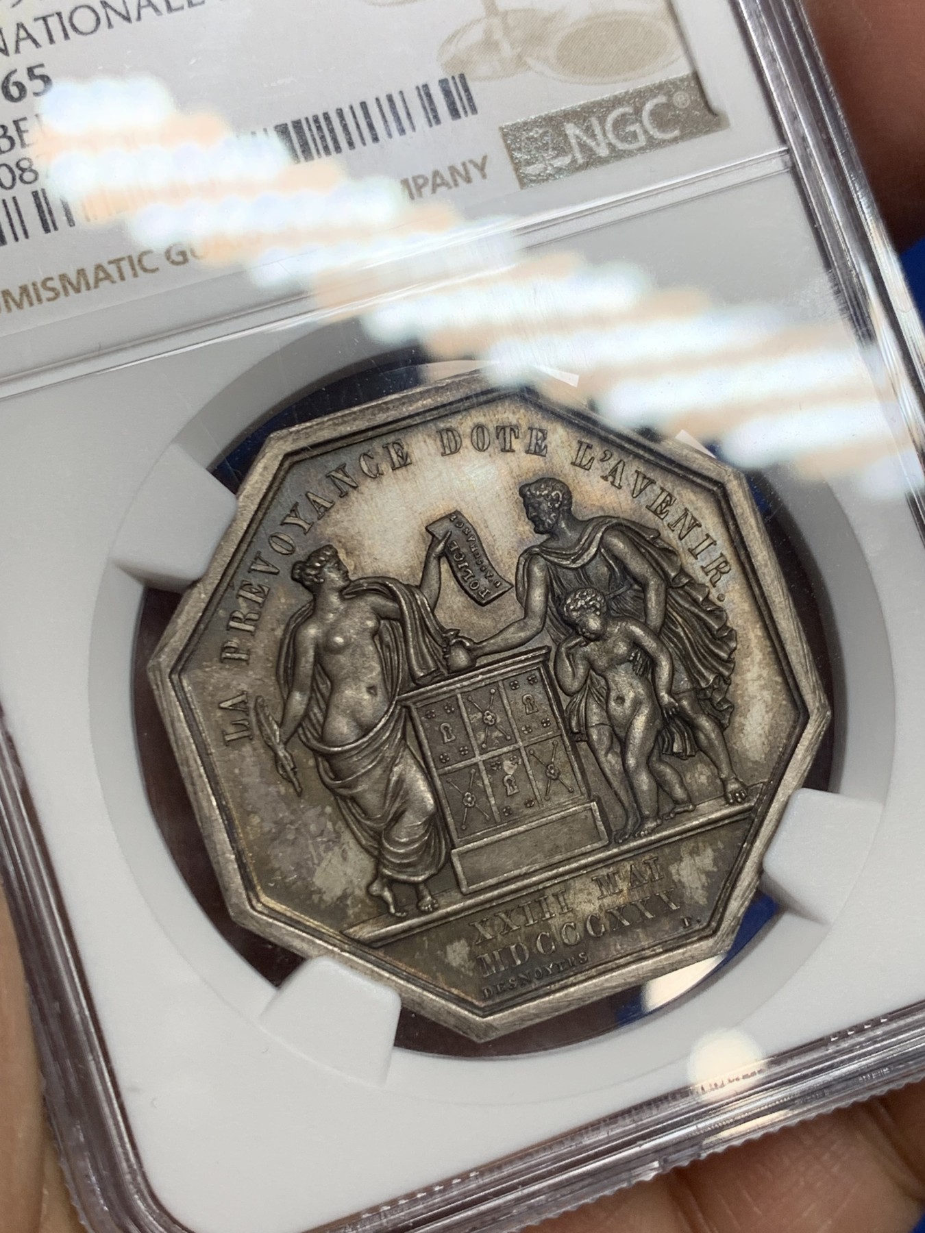 《竞宝斋》第237场- 周日，周一，周二，周日 疯狂4连拍 (全场包邮) NGC-MS65 法国 八角银质代币 国家火灾保险公司，蜜蜂边铭（1860-1879）罕见的底板异常干净且金红色漂亮的包浆，难得一见的极品 