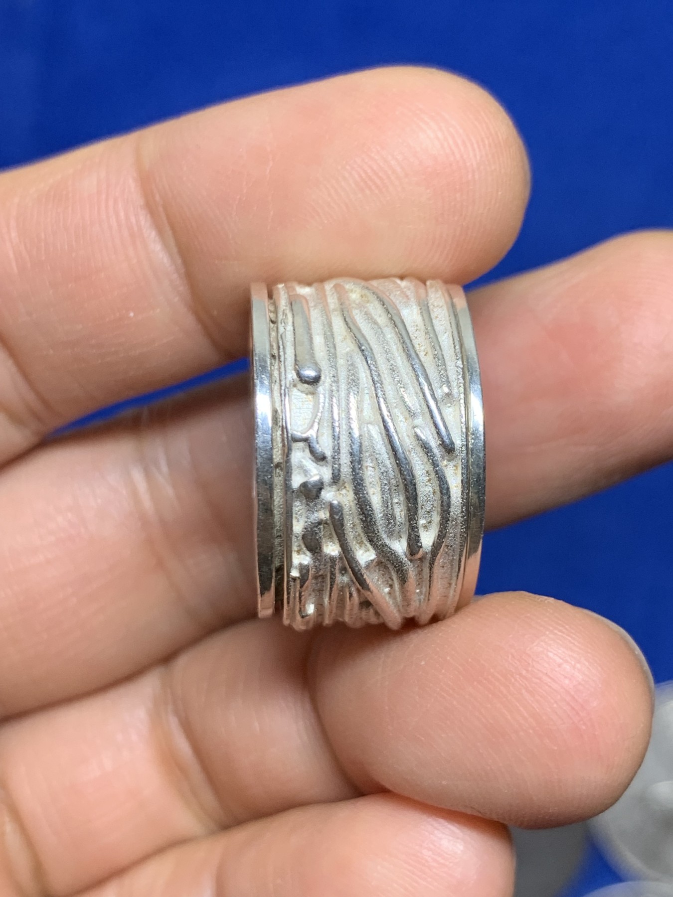 《竞宝斋》第235场-周日，周一，周二，周三 疯狂4连拍 (全场包邮) 英国925银戒指 约1970年 戒圈带925银标 重14.9g 厚重的大扳指 重量远超一般的银戒 戒面宽13.6mm 港码在16-17左右 戒指中间外侧可转动设计 日常解压 适合自佩 戒指状态极美，虽是古董但氧化痕迹不多，被保护的很好 依然银光照人宛如全新