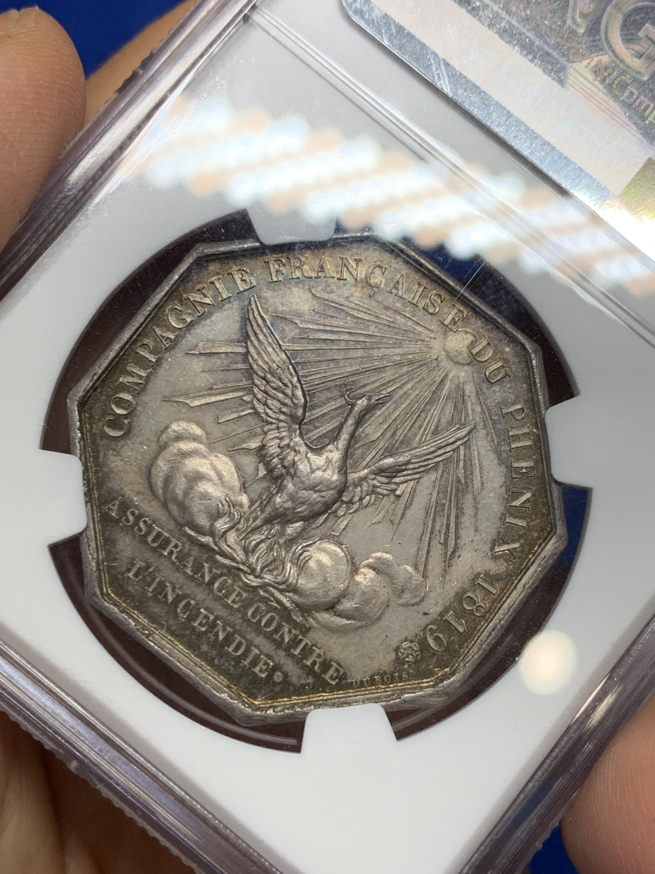 《竞宝斋》第237场- 周日，周一，周二，周日 疯狂4连拍 (全场包邮) NGC-MS62 法国 1819 银质八角代币 凤凰火灾保险公司，正面拿破仑三世，背面凤凰涅槃，栩栩如生，整体呈黄油彩 