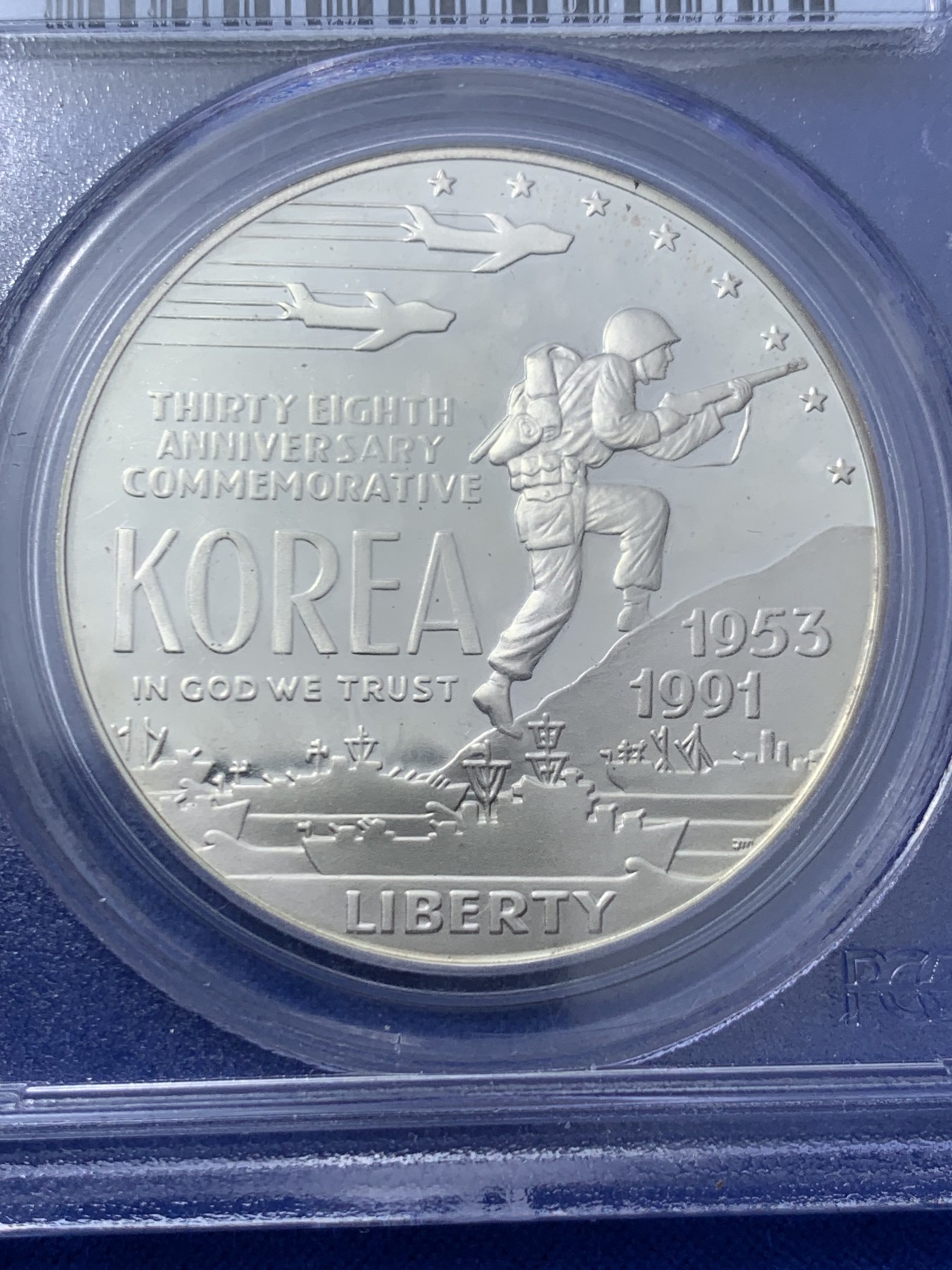 《竞宝斋》第235场-周日，周一，周二，周三 疯狂4连拍 (全场包邮) PCGS-PR69 美国1991年朝战结束38周年纪念银币，正面是海陆空三军，背面是朝韩地图。这种具有历史意义的收藏品由美国造币厂生产，专门设计和制造的，以纪念那些在朝战中服役的人。PROOF镜面状态精制币，PC盒经典小白盒老盒。