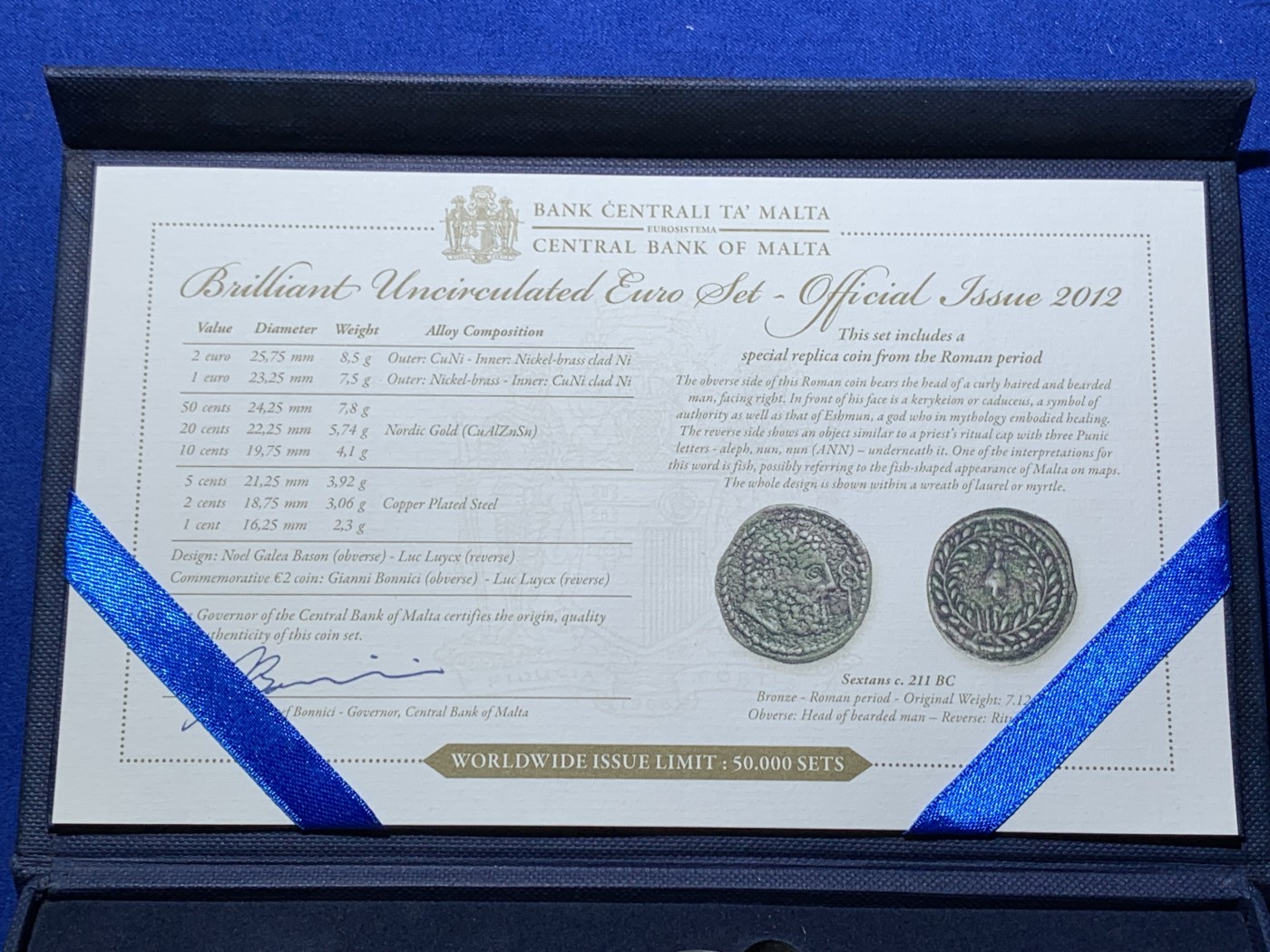 《竞宝斋》第235场-周日，周一，周二，周三 疯狂4连拍 (全场包邮) BU顶级 马耳他 2012年 全新欧元官方盒装套币稀少盒装欧元套装 高档丝绒内衬 含说明书 共计10枚币含8枚欧元流通币1枚复古纪念章和1枚双色纪念币 硬币都是闪亮出厂品相 币面带有马耳他国家经典图案 十分漂亮 盒证币都是嘎嘎新