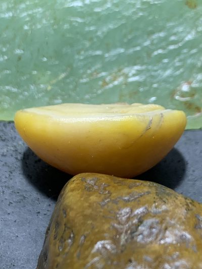 精美亚光晶洞战国红玛瑙手工雕刻双鱼吊坠一个(寓意，富贵有余）， 精美亚光晶洞战国红玛瑙手工雕刻双鱼吊坠一个(寓意，富贵有余），