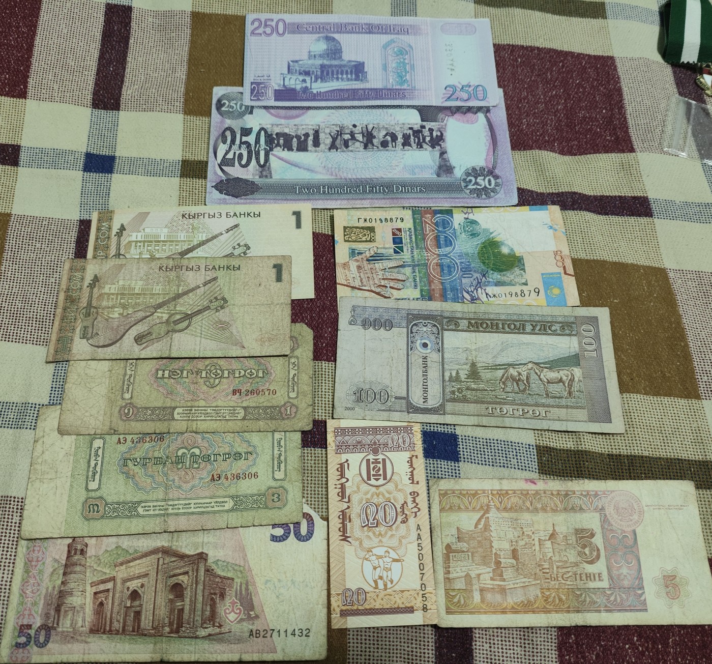 仁孝堂徽章红藏拍卖(第二场) 一堆外国钞票 还有两张萨达姆钞票