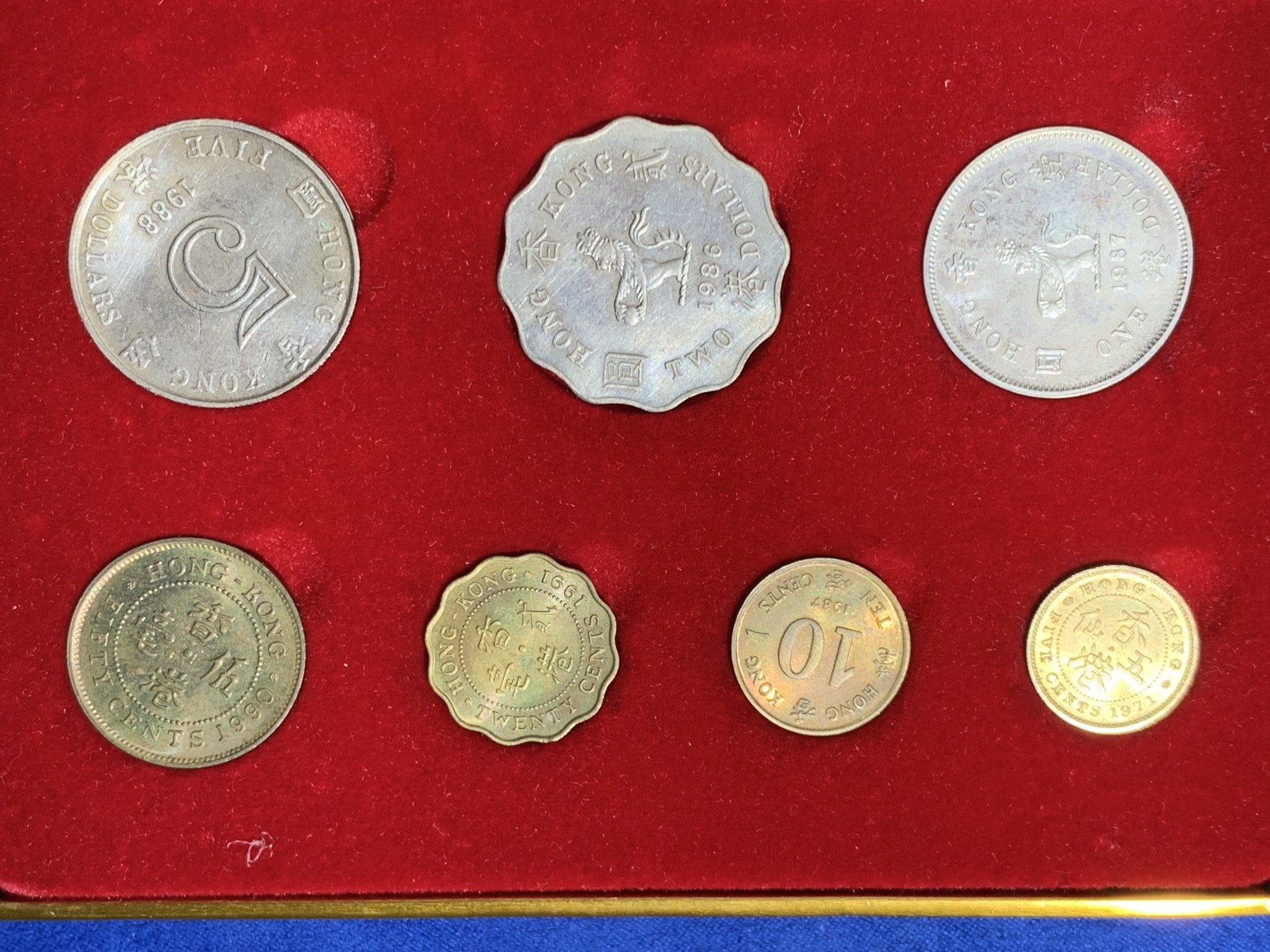 《竞宝斋》第235场-周日，周一，周二，周三 疯狂4连拍 (全场包邮) 英属香港 1980S 流通硬币套盒 好品回归礼品套装 配备高档丝绒盒子 盒子完好 共含有一整套7枚流通 币均为未流通光品