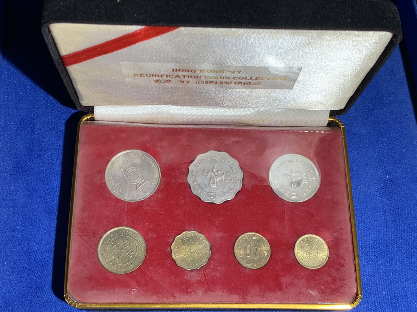 《竞宝斋》第235场-周日，周一，周二，周三 疯狂4连拍 (全场包邮) 英属香港 1980S 流通硬币套盒 好品回归礼品套装 配备高档丝绒盒子 盒子完好 共含有一整套7枚流通 币均为未流通光品