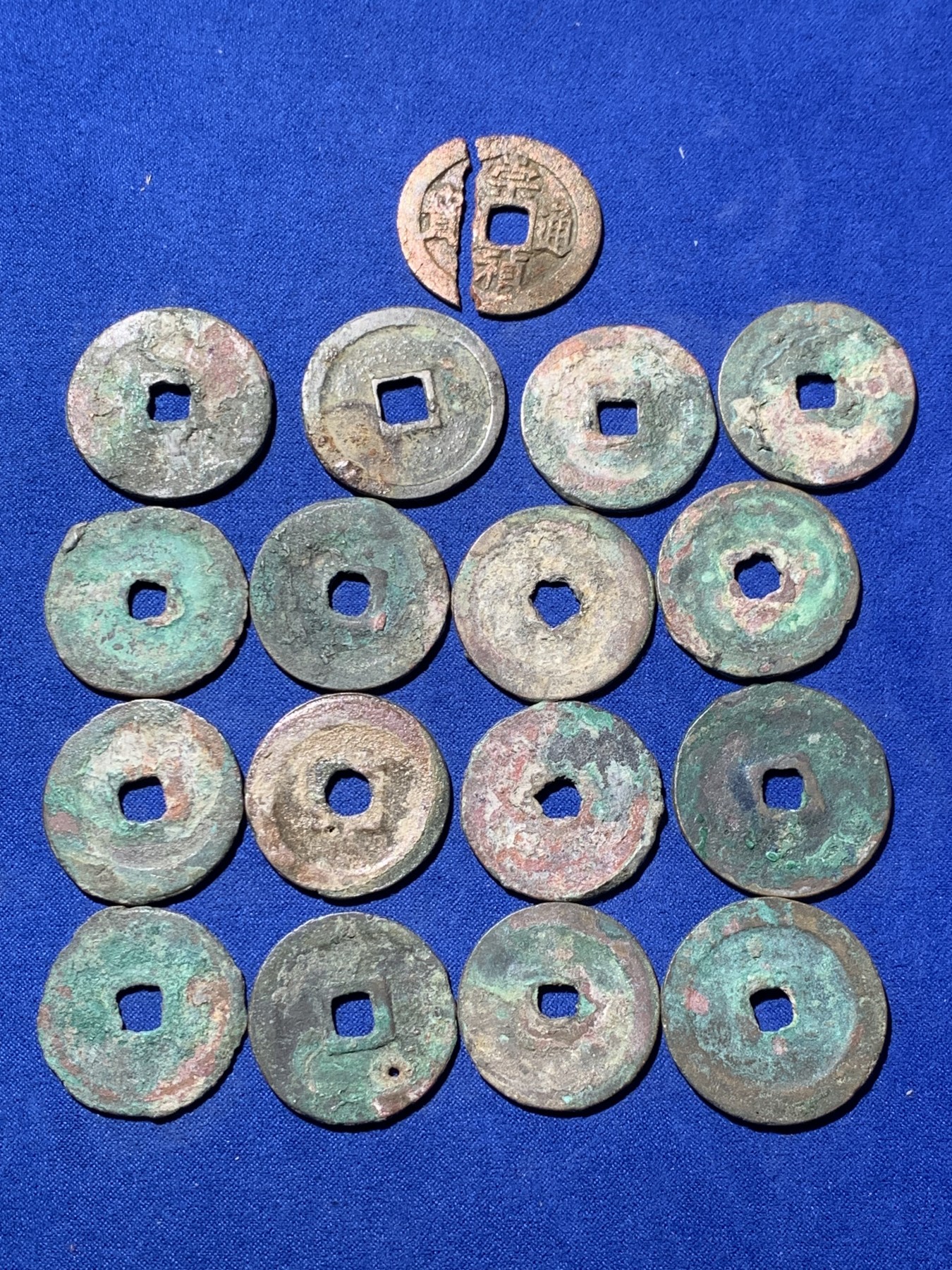 《竞宝斋》第235场-周日，周一，周二，周三 疯狂4连拍 (全场包邮) 宋散钱 折二折三钱一共16枚，原状态，外加一枚字口极好可惜裂了的崇祯通宝背右二 细节见图