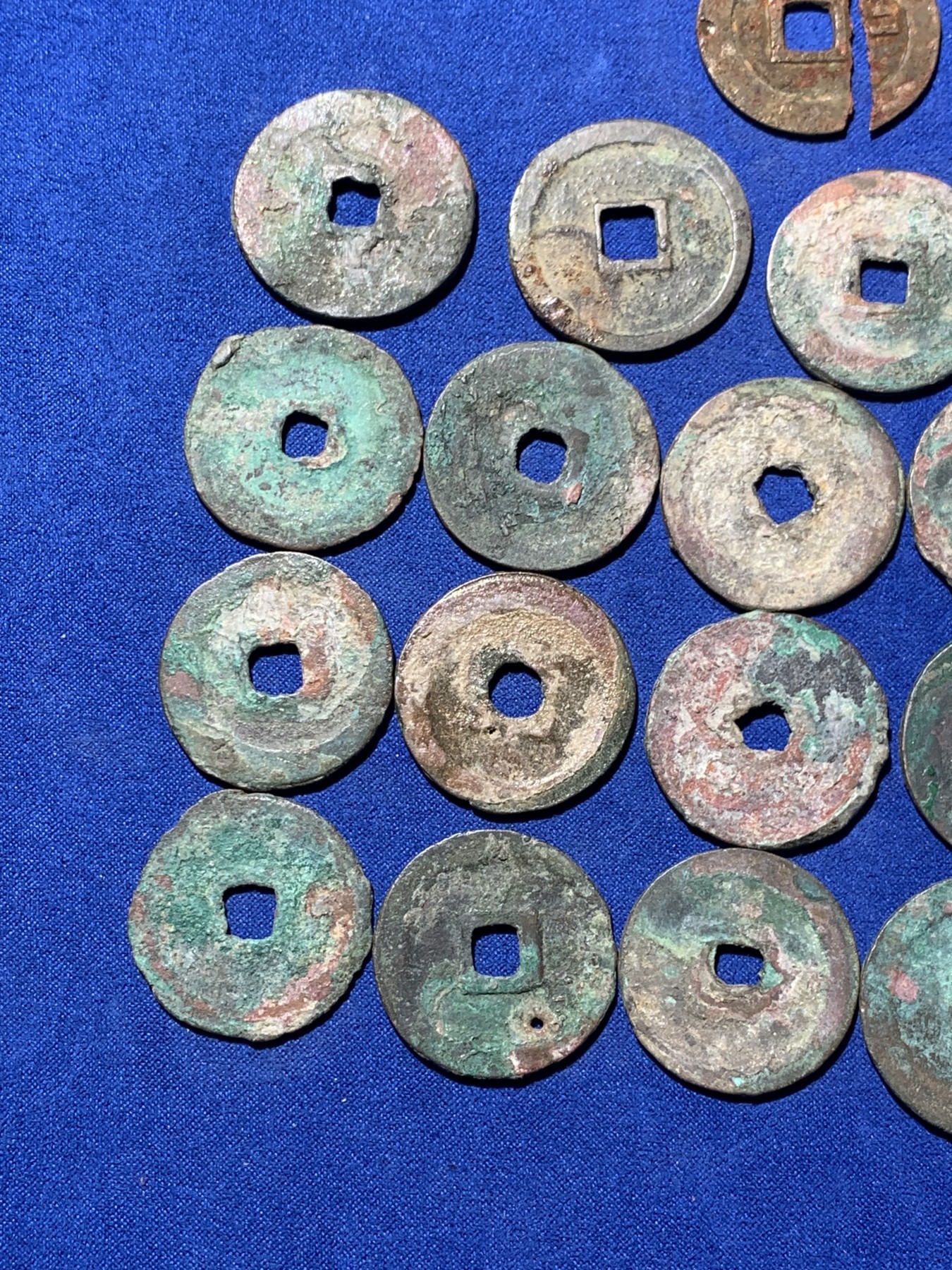 《竞宝斋》第235场-周日，周一，周二，周三 疯狂4连拍 (全场包邮) 宋散钱 折二折三钱一共16枚，原状态，外加一枚字口极好可惜裂了的崇祯通宝背右二 细节见图