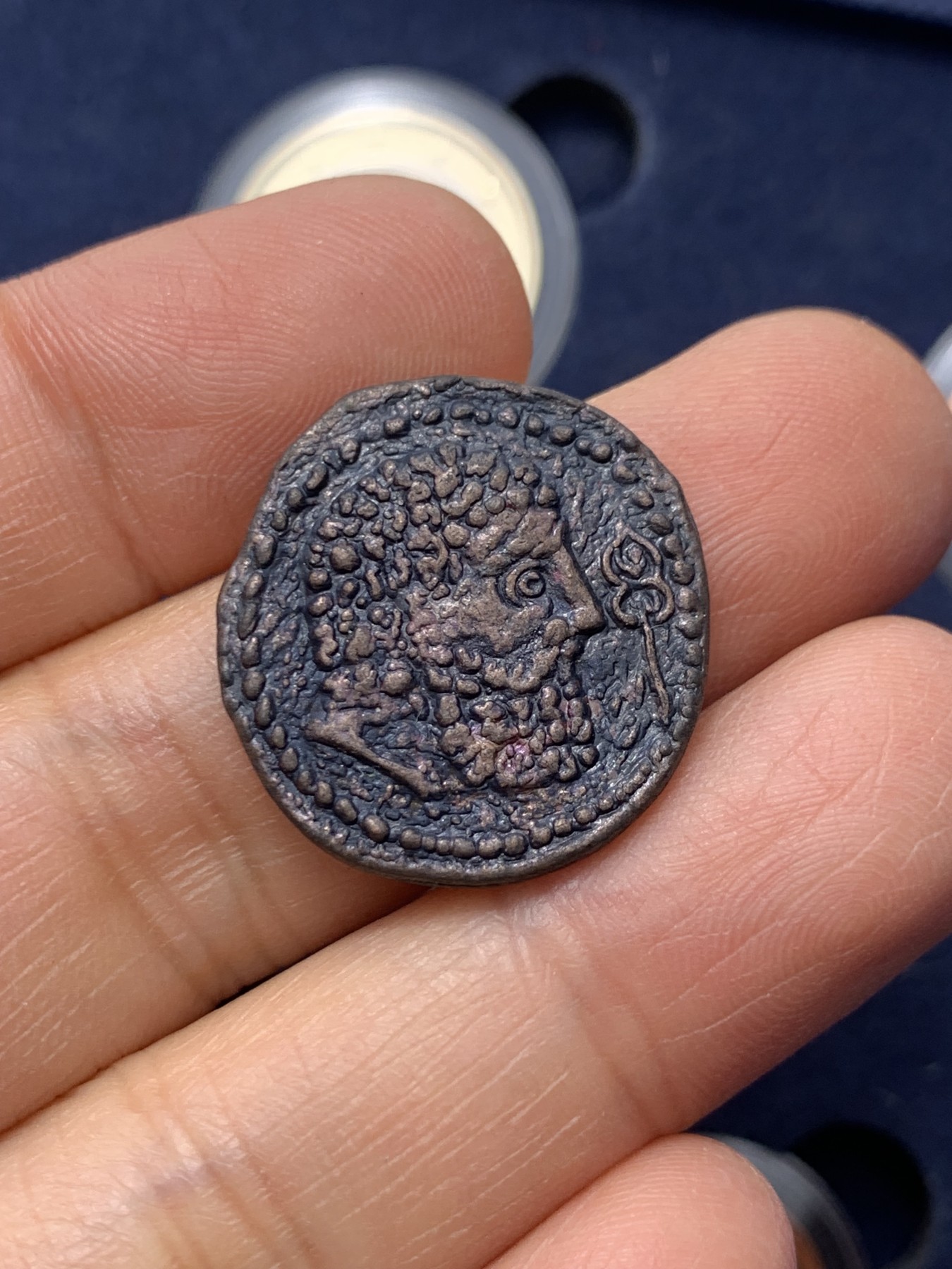 《竞宝斋》第235场-周日，周一，周二，周三 疯狂4连拍 (全场包邮) BU顶级 马耳他 2012年 全新欧元官方盒装套币稀少盒装欧元套装 高档丝绒内衬 含说明书 共计10枚币含8枚欧元流通币1枚复古纪念章和1枚双色纪念币 硬币都是闪亮出厂品相 币面带有马耳他国家经典图案 十分漂亮 盒证币都是嘎嘎新