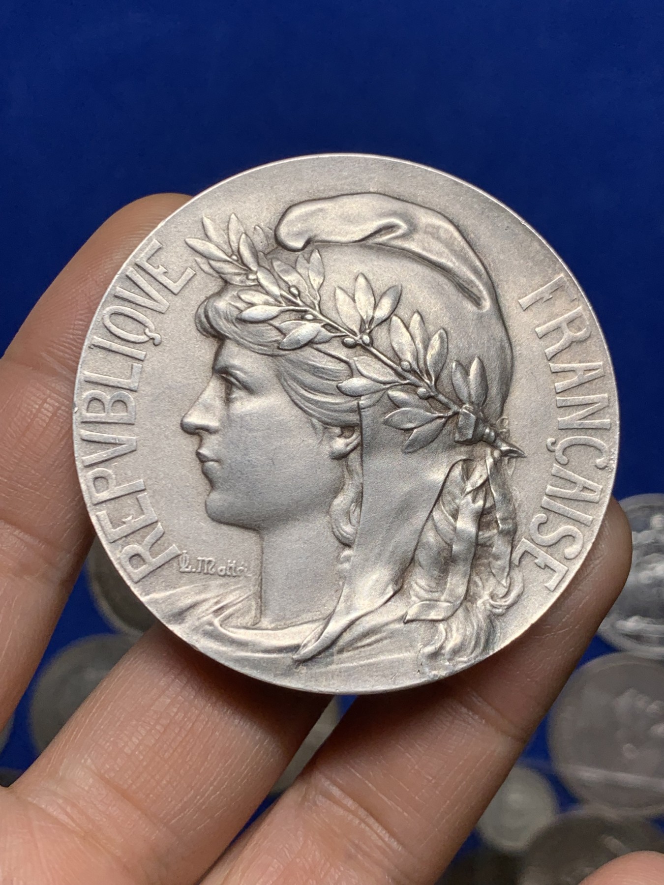 《竞宝斋》第235场-周日，周一，周二，周三 疯狂4连拍 (全场包邮) 法国铜镀银章 自由帽玛丽安娜奖章 法国镀银铜章，新艺术风格，头戴自由帽和月桂花环的玛丽安娜，此章非常少见。材质铜镀银，边铭三角Bronze，直径54.7mm，重量70.2g，品相接近完美，包浆自然，如图。