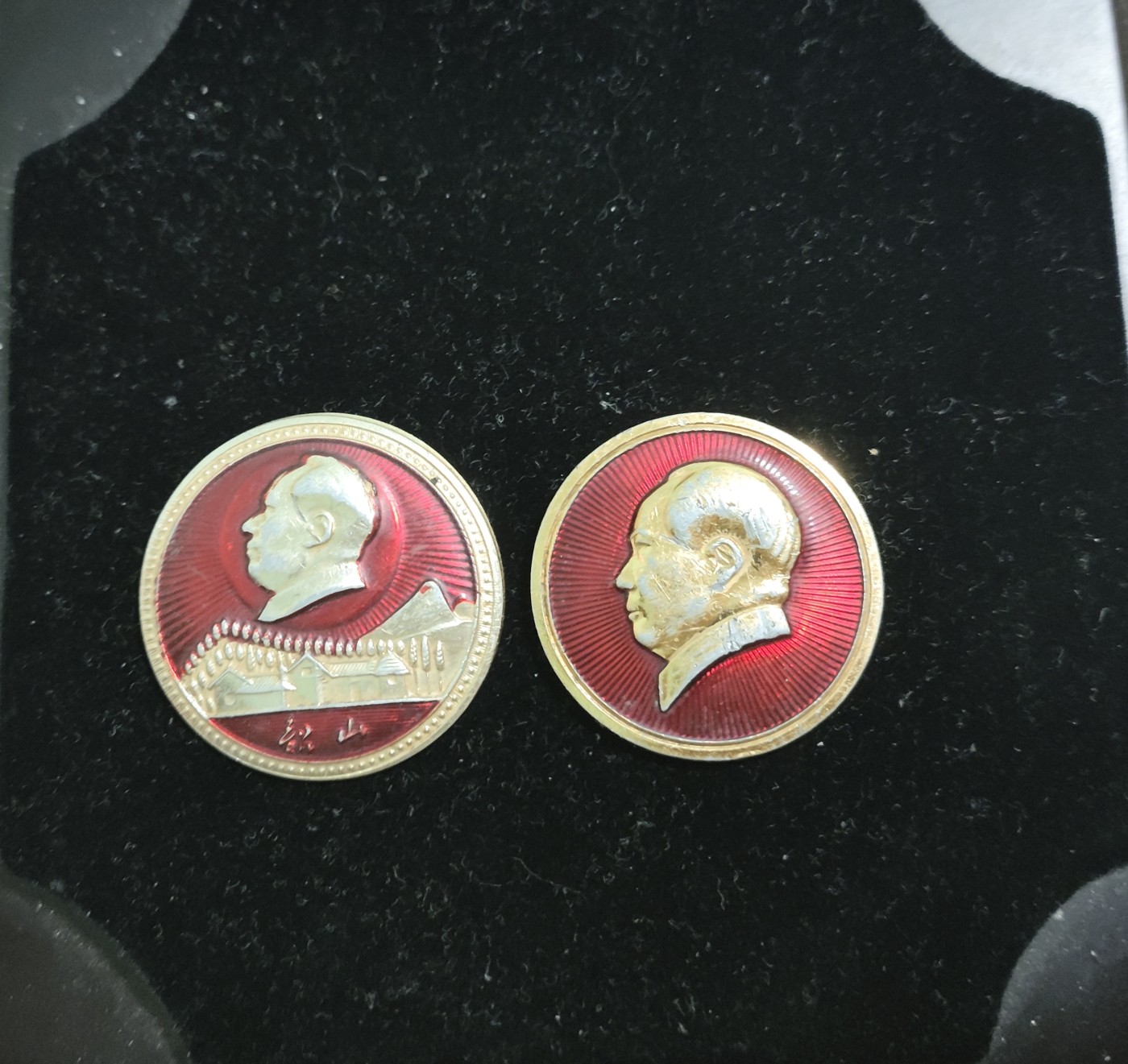 仁孝堂徽章红藏拍卖(第二场) 毛像两个 总政毛像 带林题 好东西 