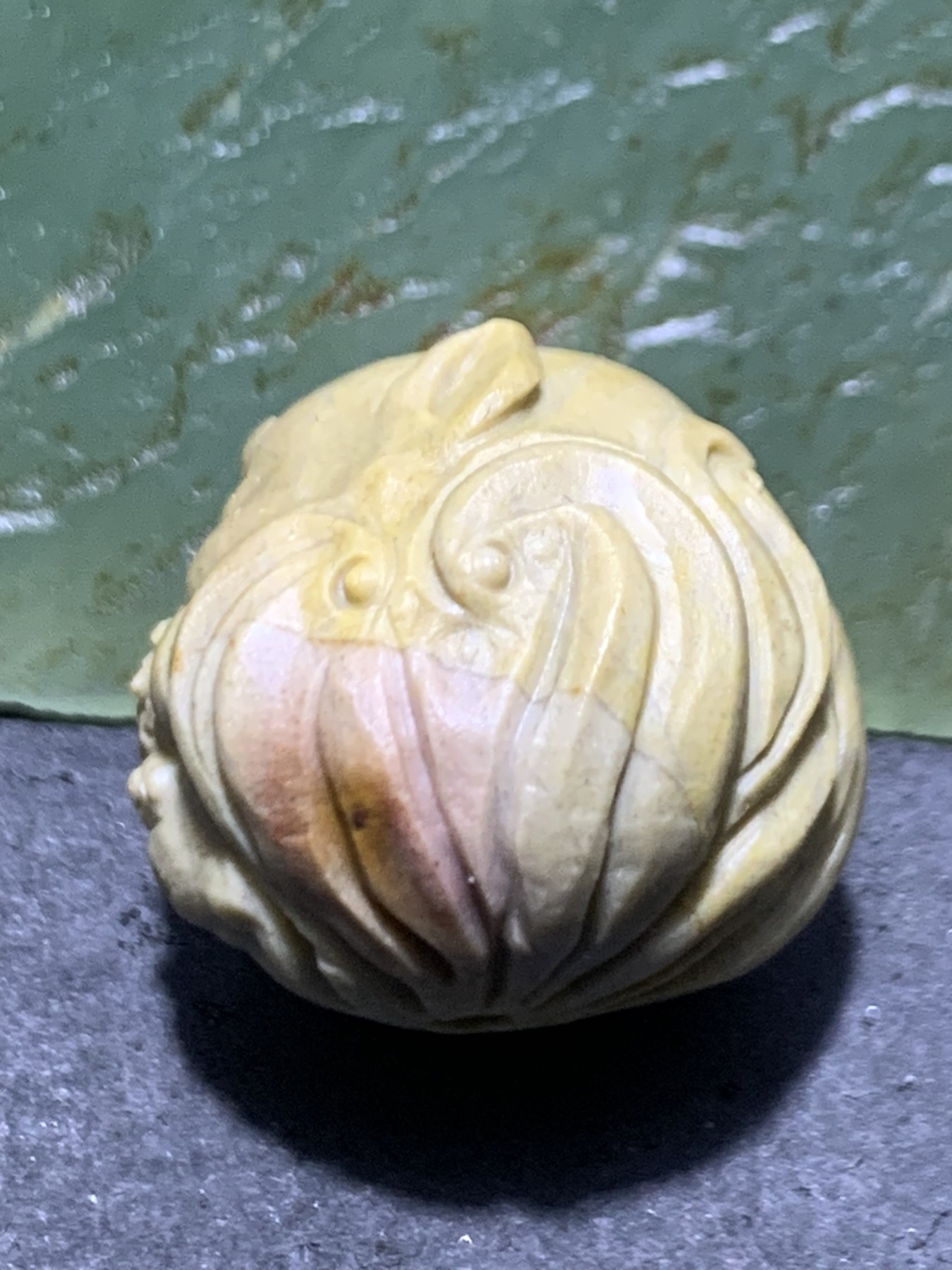 精美亚光戈壁彩玉雕刻灵狐珠子一个！