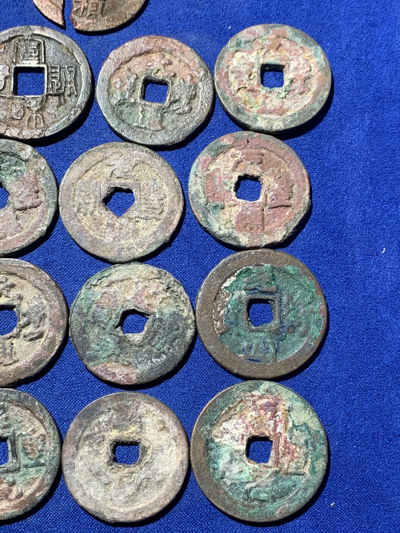 《竞宝斋》第235场-周日，周一，周二，周三 疯狂4连拍 (全场包邮) 宋散钱 折二折三钱一共16枚，原状态，外加一枚字口极好可惜裂了的崇祯通宝背右二 细节见图