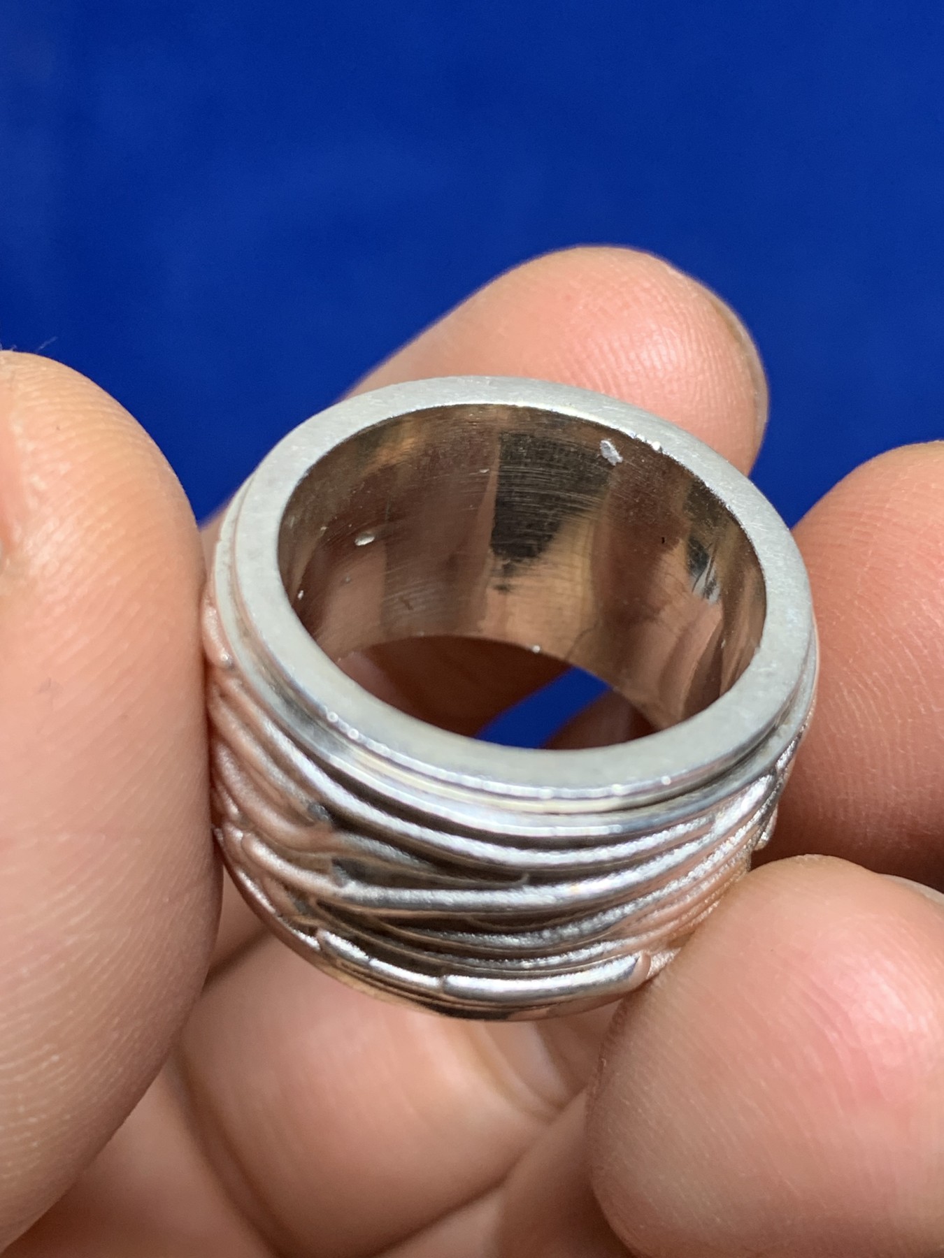 《竞宝斋》第235场-周日，周一，周二，周三 疯狂4连拍 (全场包邮) 英国925银戒指 约1970年 戒圈带925银标 重14.9g 厚重的大扳指 重量远超一般的银戒 戒面宽13.6mm 港码在16-17左右 戒指中间外侧可转动设计 日常解压 适合自佩 戒指状态极美，虽是古董但氧化痕迹不多，被保护的很好 依然银光照人宛如全新