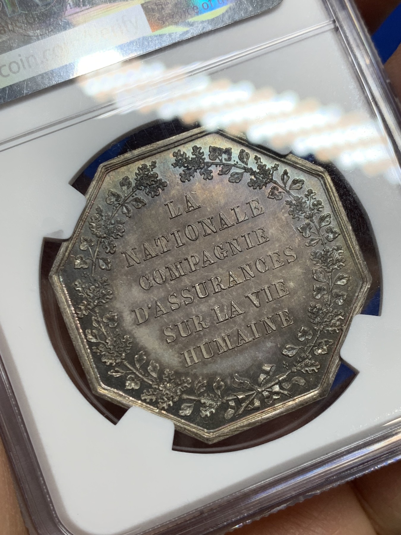 《竞宝斋》第237场- 周日，周一，周二，周日 疯狂4连拍 (全场包邮) NGC-MS65 法国 八角银质代币 国家火灾保险公司，蜜蜂边铭（1860-1879）罕见的底板异常干净且金红色漂亮的包浆，难得一见的极品 