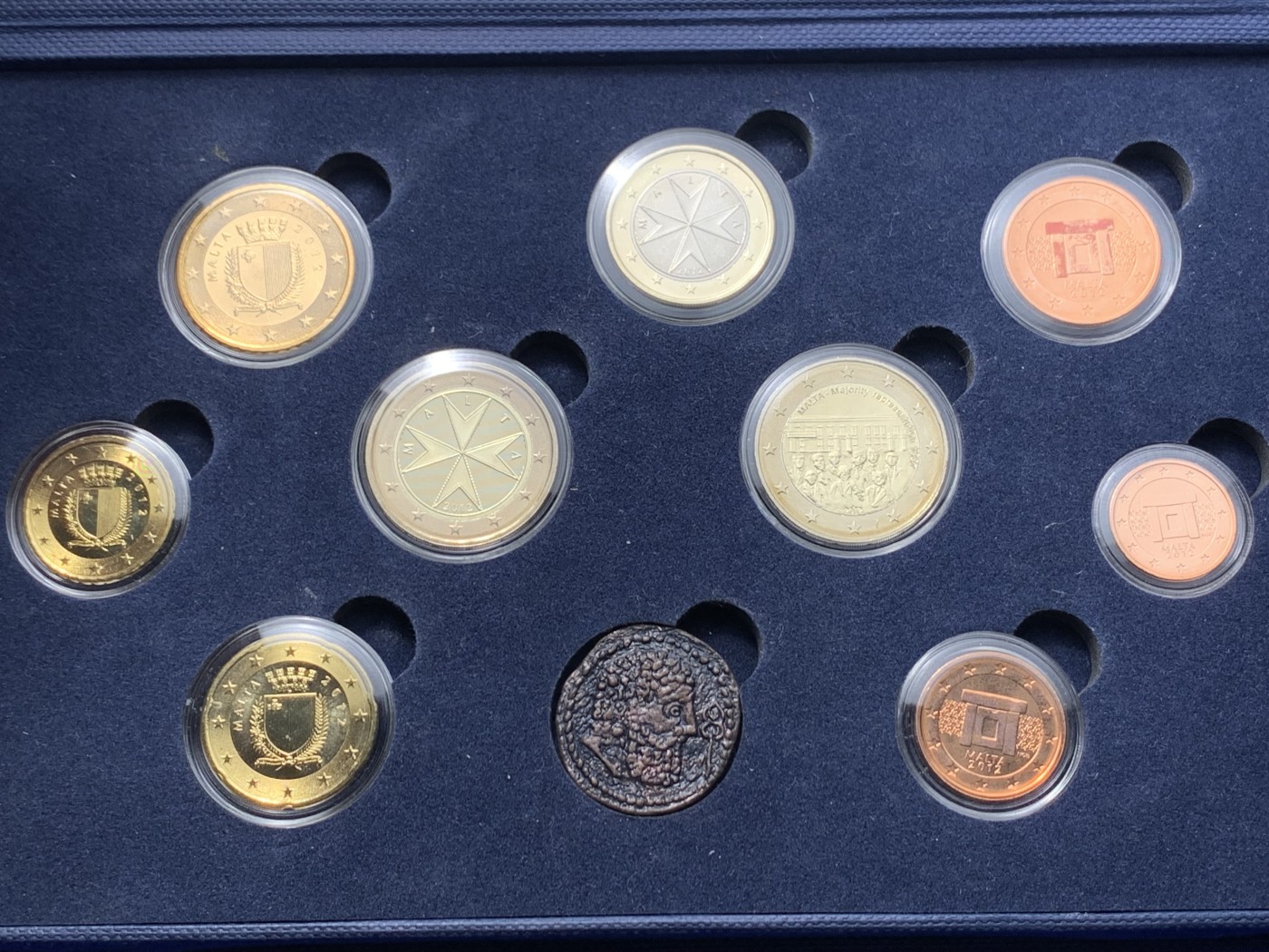 《竞宝斋》第235场-周日，周一，周二，周三 疯狂4连拍 (全场包邮) BU顶级 马耳他 2012年 全新欧元官方盒装套币稀少盒装欧元套装 高档丝绒内衬 含说明书 共计10枚币含8枚欧元流通币1枚复古纪念章和1枚双色纪念币 硬币都是闪亮出厂品相 币面带有马耳他国家经典图案 十分漂亮 盒证币都是嘎嘎新