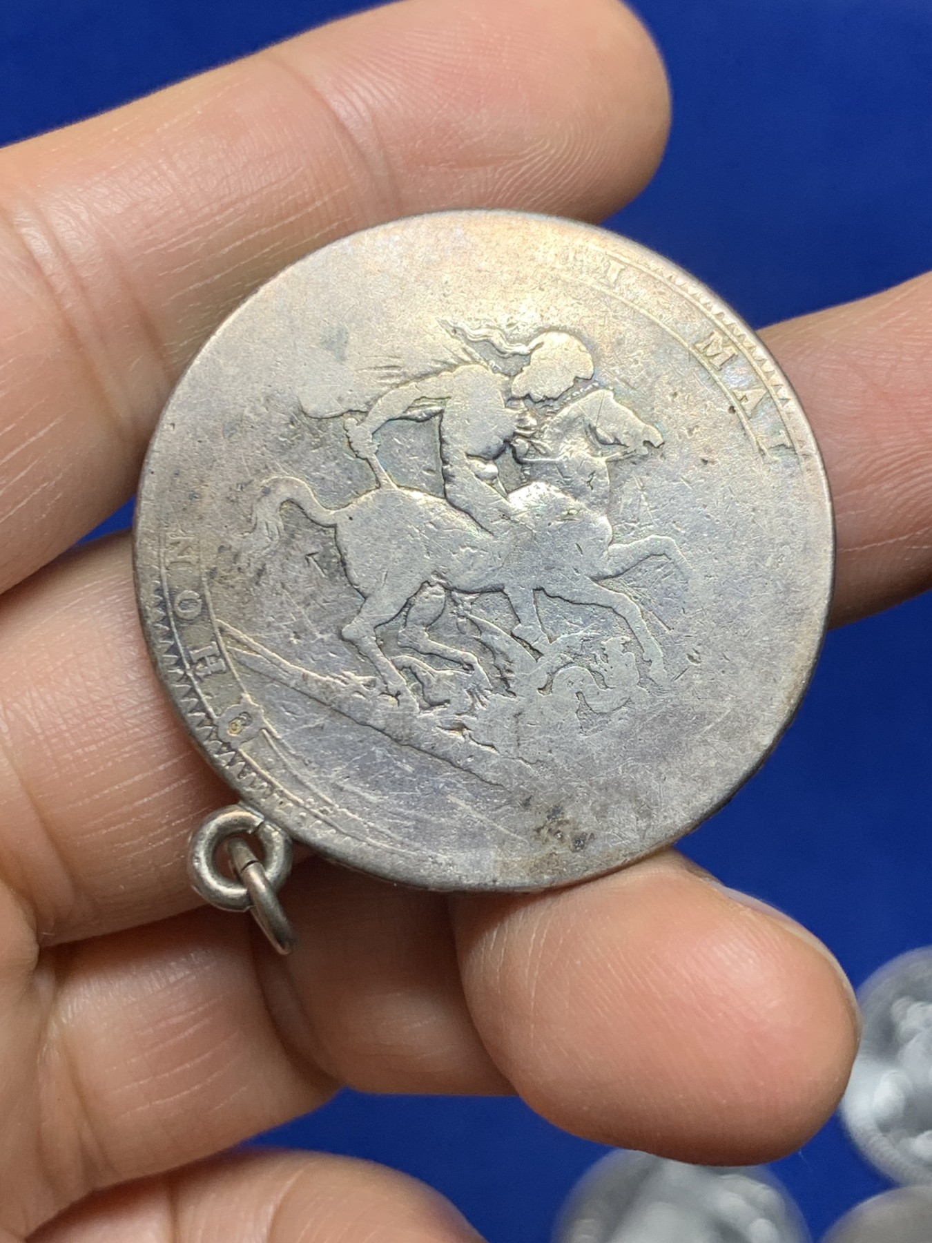 《竞宝斋》第235场-周日，周一，周二，周三 疯狂4连拍 (全场包邮) 英国乔三马剑银币挂坠 自然流通