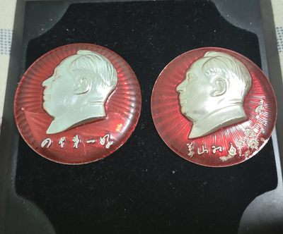 仁孝堂徽章红藏拍卖(第二场) - 毛主席像章 出厂就是一对 尺寸挺大 品相很好