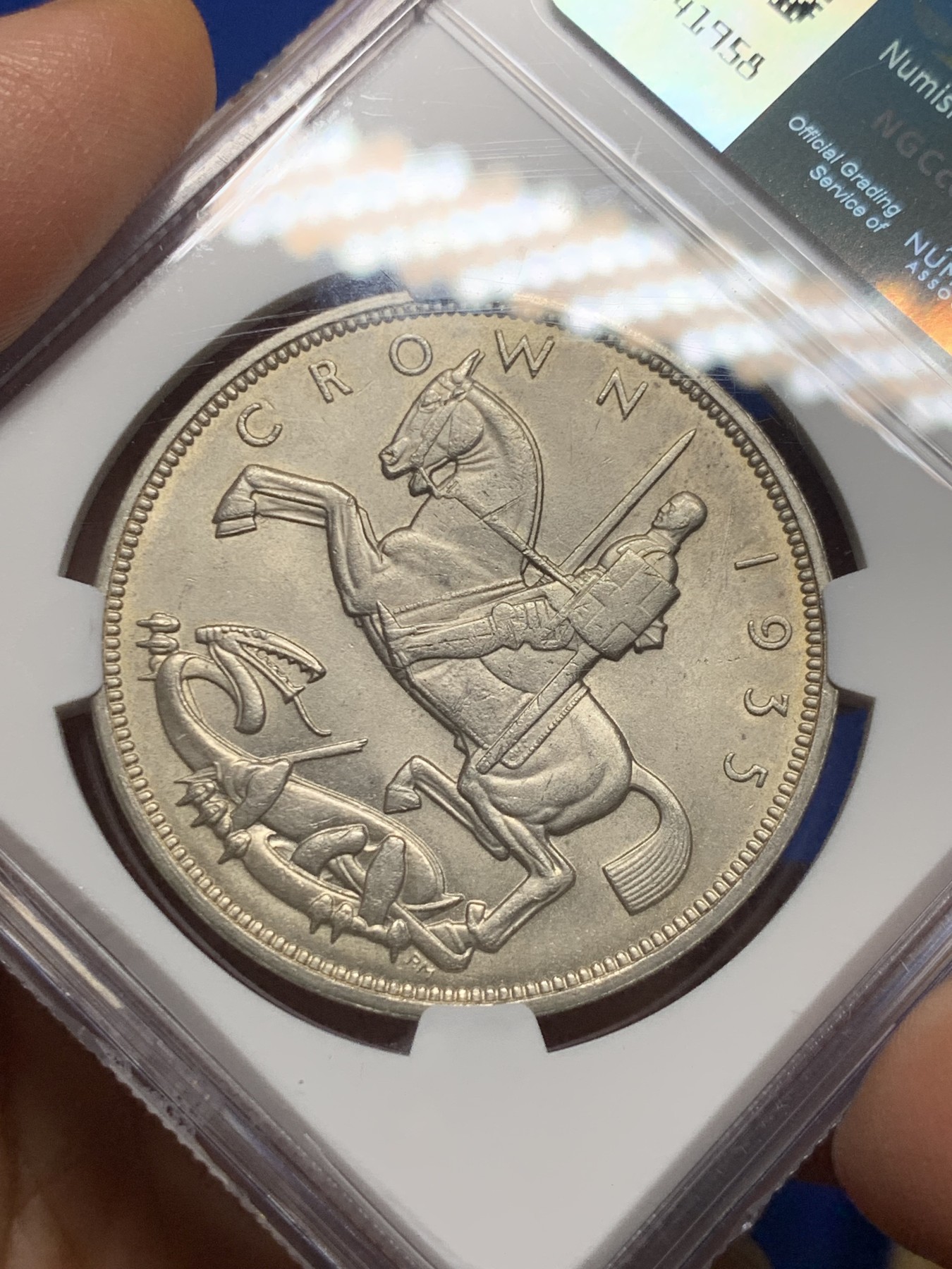 《竞宝斋》第235场-周日，周一，周二，周三 疯狂4连拍 (全场包邮) NGC MS63 英国 1935年 乔治五世木马剑1克朗银币 淡彩包浆 不错