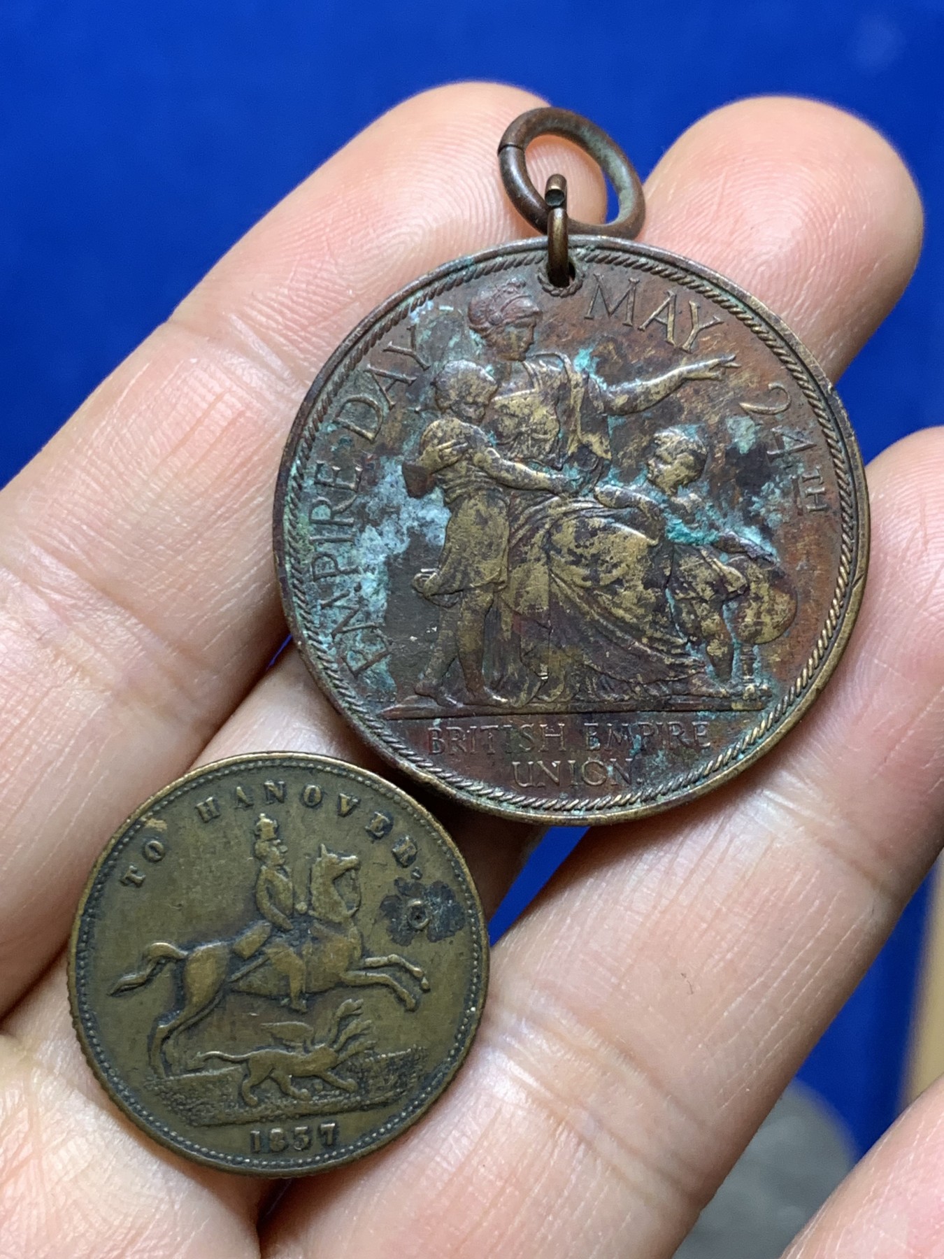 《竞宝斋》第235场-周日，周一，周二，周三 疯狂4连拍 (全场包邮) 两枚一组 维多利亚趣味币+爱德华八世铜吊坠