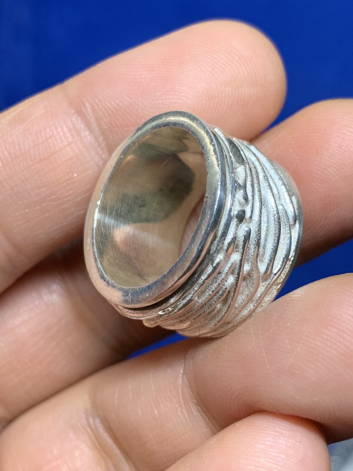 《竞宝斋》第235场-周日，周一，周二，周三 疯狂4连拍 (全场包邮) 英国925银戒指 约1970年 戒圈带925银标 重14.9g 厚重的大扳指 重量远超一般的银戒 戒面宽13.6mm 港码在16-17左右 戒指中间外侧可转动设计 日常解压 适合自佩 戒指状态极美，虽是古董但氧化痕迹不多，被保护的很好 依然银光照人宛如全新