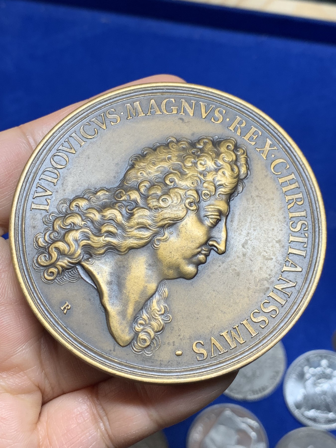 《竞宝斋》第235场-周日，周一，周二，周三 疯狂4连拍 (全场包邮) 1676年 法国太阳王路易十四大铜章，直径72mm，重156g，丰饶角边铭，后铸版