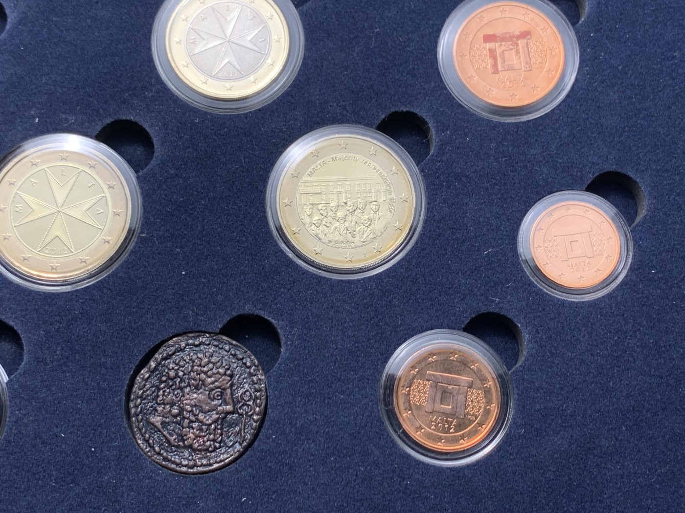 《竞宝斋》第235场-周日，周一，周二，周三 疯狂4连拍 (全场包邮) BU顶级 马耳他 2012年 全新欧元官方盒装套币稀少盒装欧元套装 高档丝绒内衬 含说明书 共计10枚币含8枚欧元流通币1枚复古纪念章和1枚双色纪念币 硬币都是闪亮出厂品相 币面带有马耳他国家经典图案 十分漂亮 盒证币都是嘎嘎新