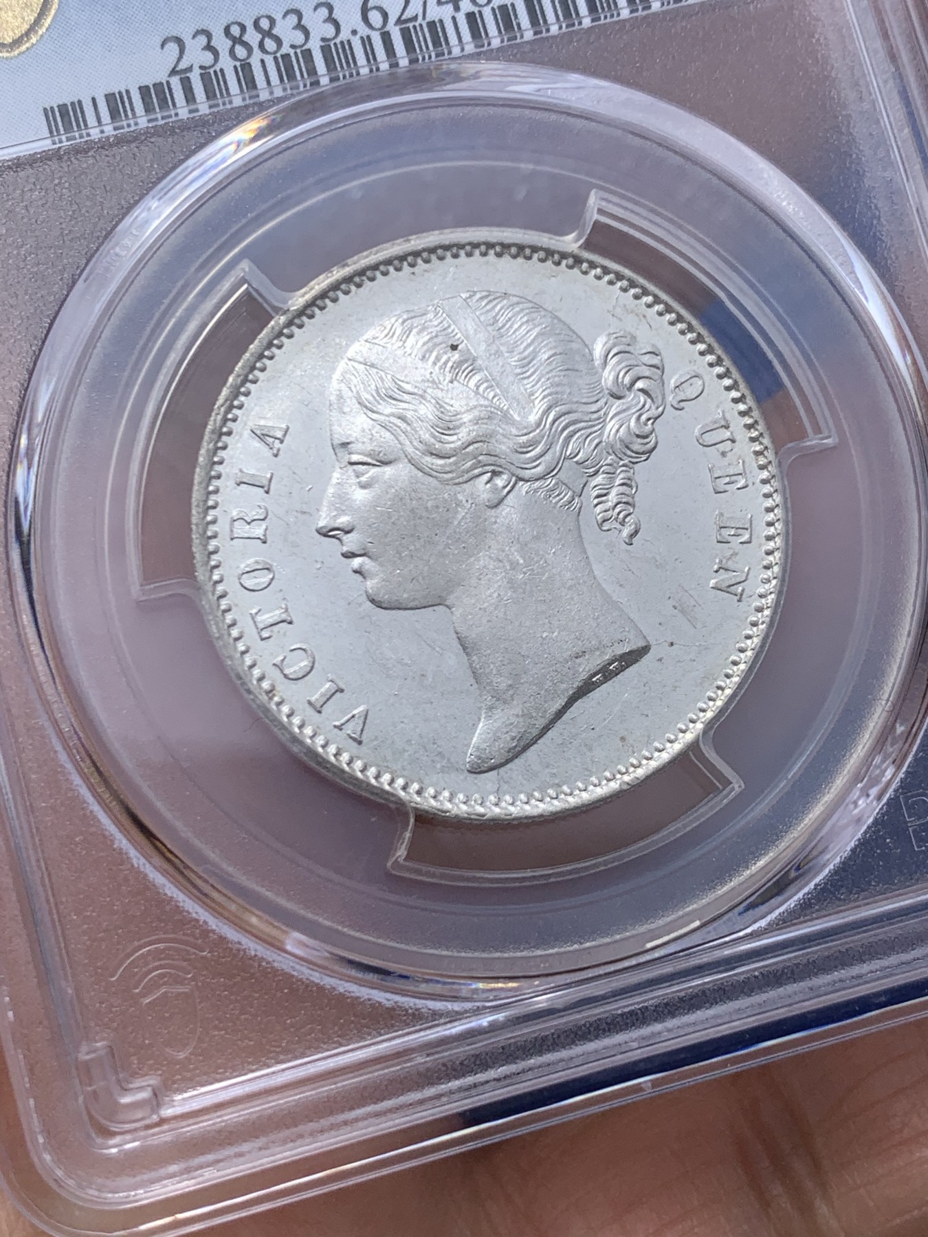 《竞宝斋》第235场-周日，周一，周二，周三 疯狂4连拍 (全场包邮) PCGS-MS62 1840年 维多利亚女王 英属印度1卢比双辫版 银光闪闪 爱不释手的状态 初打好状态 有镜面凝霜感 p盒且带高清图卢比少见 印度币潜力巨大 23年4月sbp同分含佣成交价1356