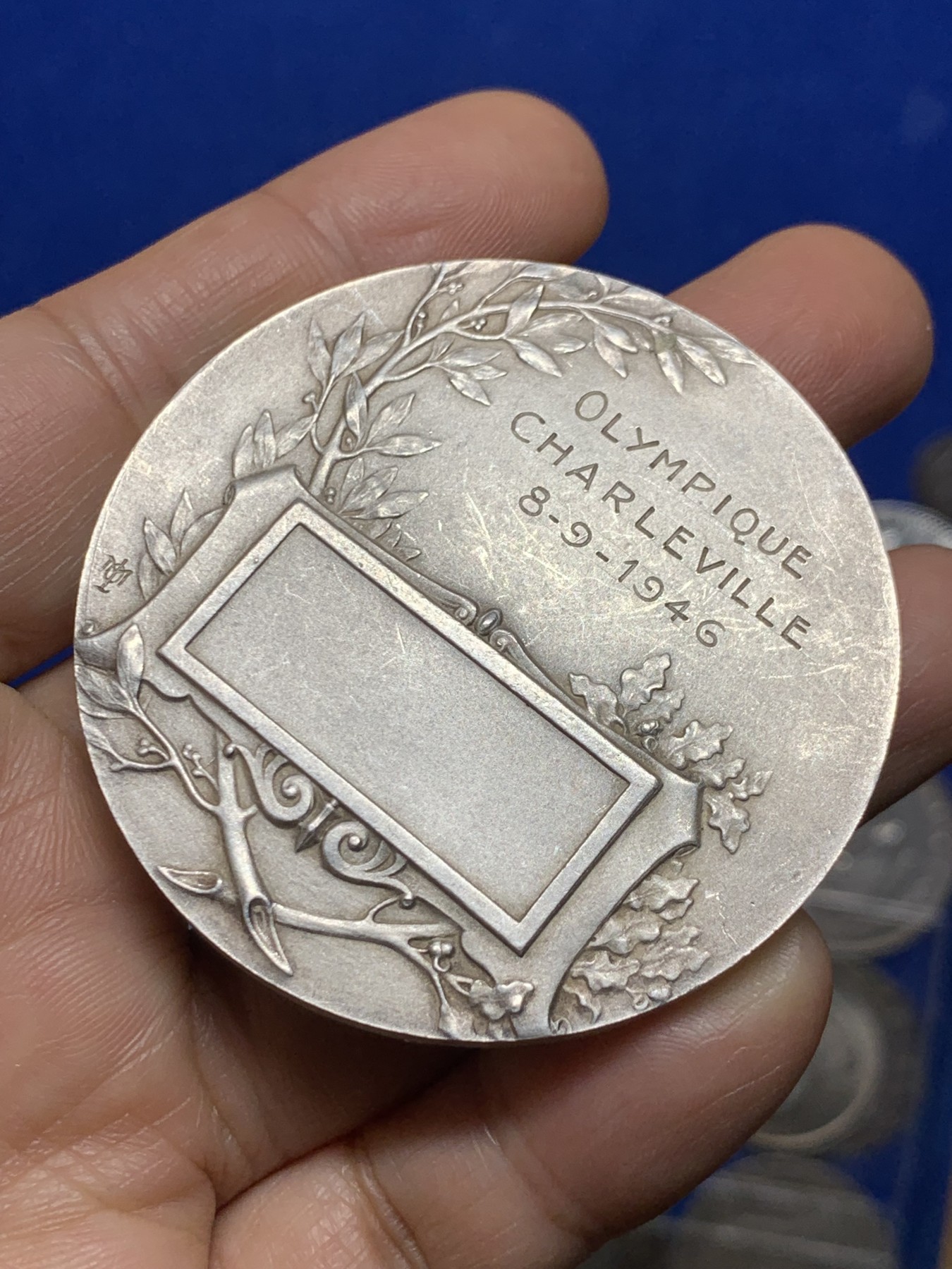 《竞宝斋》第235场-周日，周一，周二，周三 疯狂4连拍 (全场包邮) 法国铜镀银章 自由帽玛丽安娜奖章 法国镀银铜章，新艺术风格，头戴自由帽和月桂花环的玛丽安娜，此章非常少见。材质铜镀银，边铭三角Bronze，直径54.7mm，重量70.2g，品相接近完美，包浆自然，如图。