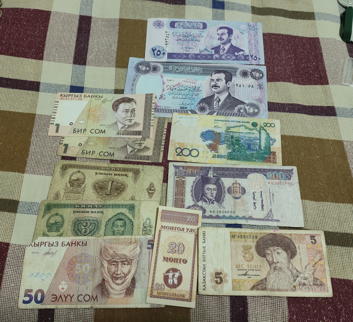 仁孝堂徽章红藏拍卖(第二场) 一堆外国钞票 还有两张萨达姆钞票