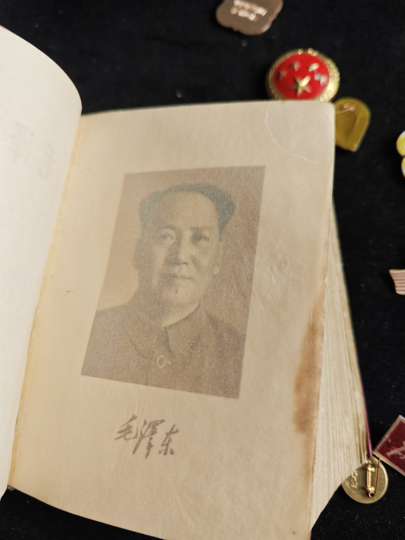 红色收藏🇨🇳毛主席像章红宝书专场🔥保真包老放心拍！ 大厚本红宝书毛泽东选集，不对发的