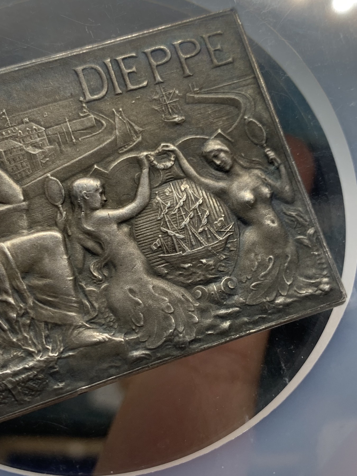 《竞宝斋》第237场- 周日，周一，周二，周日 疯狂4连拍 (全场包邮) NGC-MS64 法国迪耶普城镇纪念方形银章，双美人鱼，以城市港口为背景的各种海上装置向我们展示了一个繁荣的海边城市，超大盒子