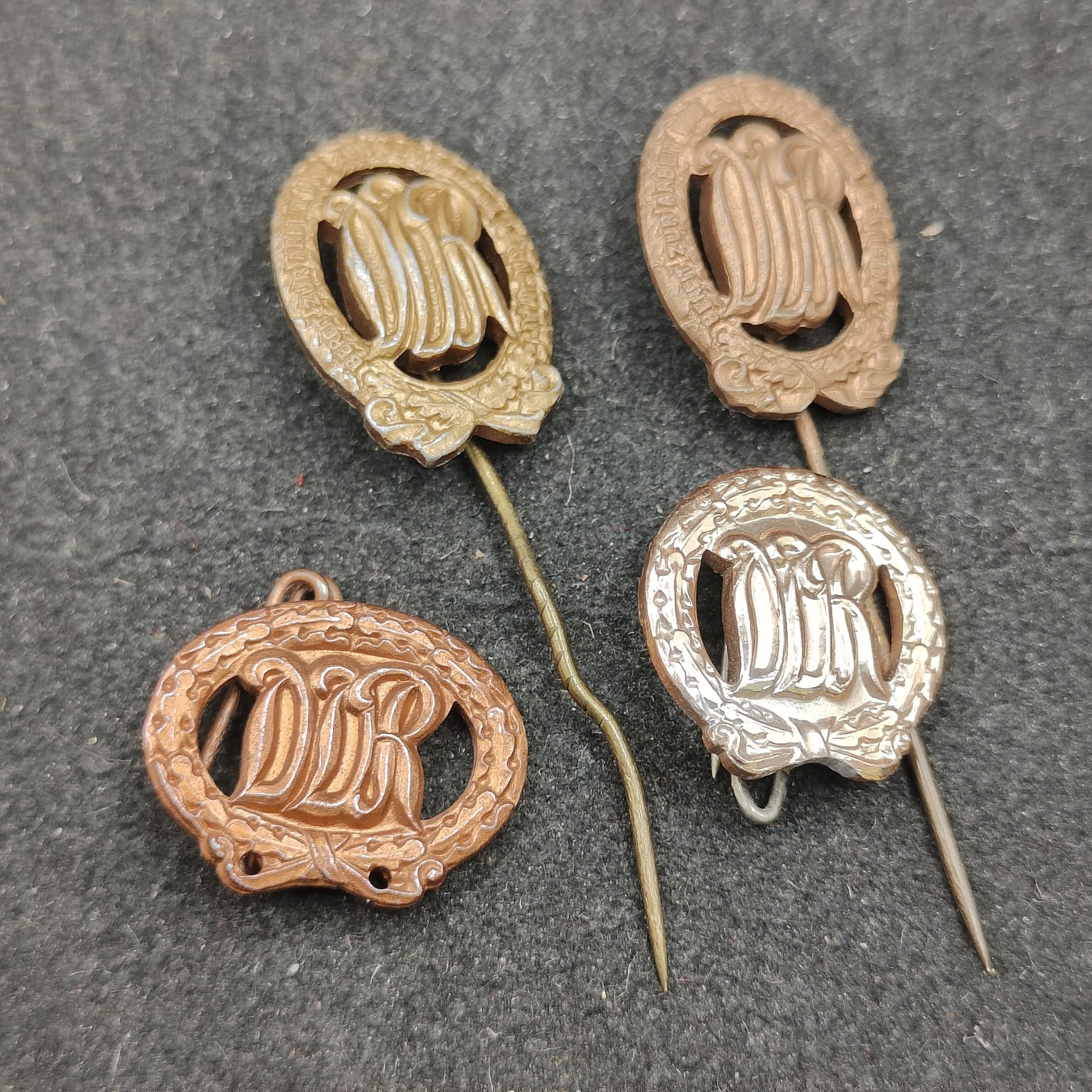 全场0元起拍 第128期 咸鱼国勋章拍卖专场 1月24日（周三）下午6：00开始 东德体能章四个