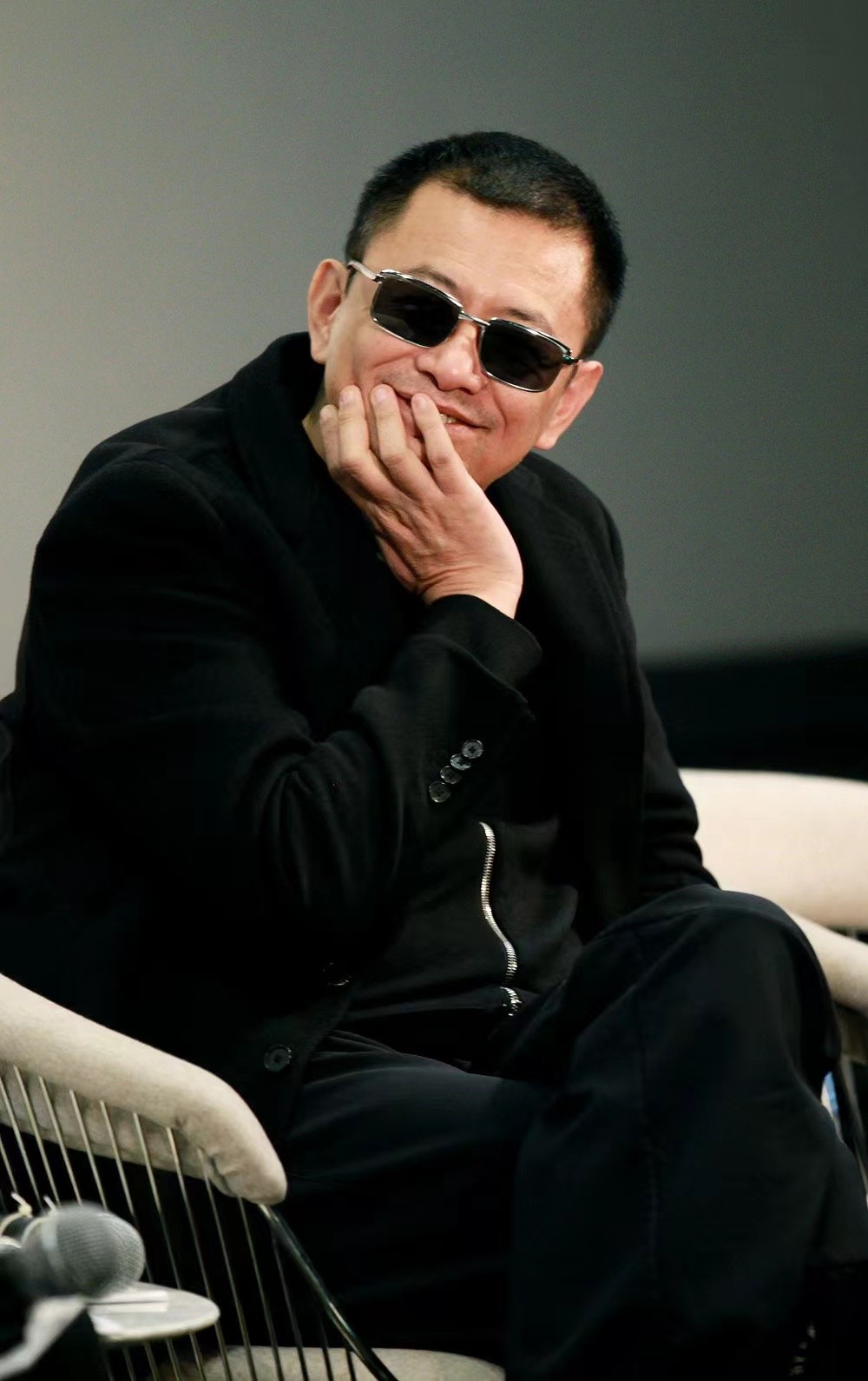 零元拍：王家卫导演亲笔签名英文版影像集«WKW: The Cinema of Wong Kar Wai» 。