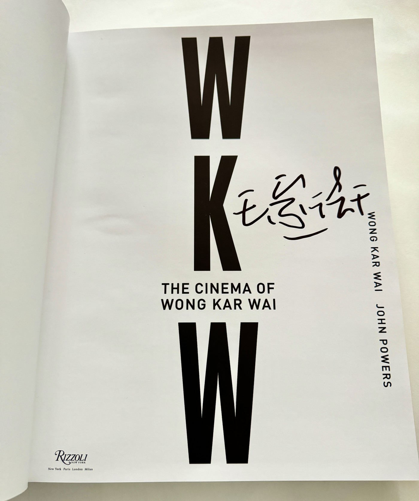 零元拍：王家卫导演亲笔签名英文版影像集«WKW: The Cinema of Wong Kar Wai» 。