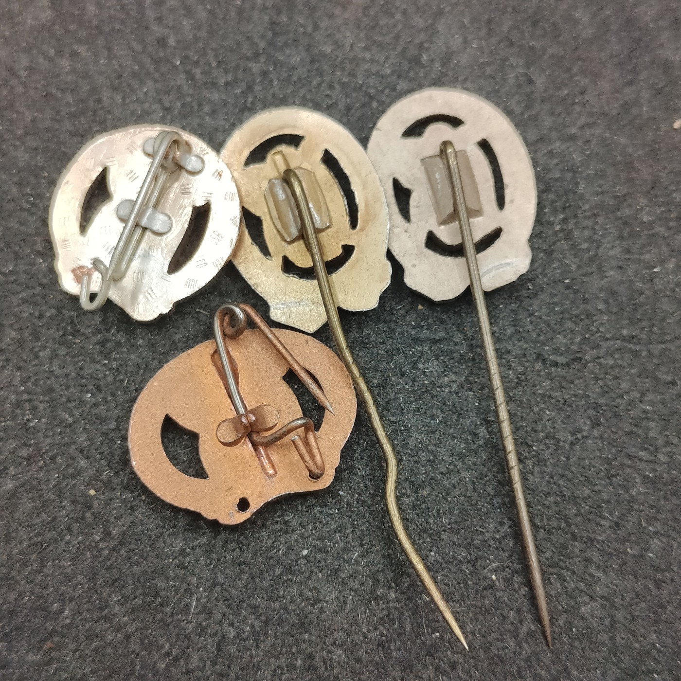 全场0元起拍 第128期 咸鱼国勋章拍卖专场 1月24日（周三）下午6：00开始 东德体能章四个