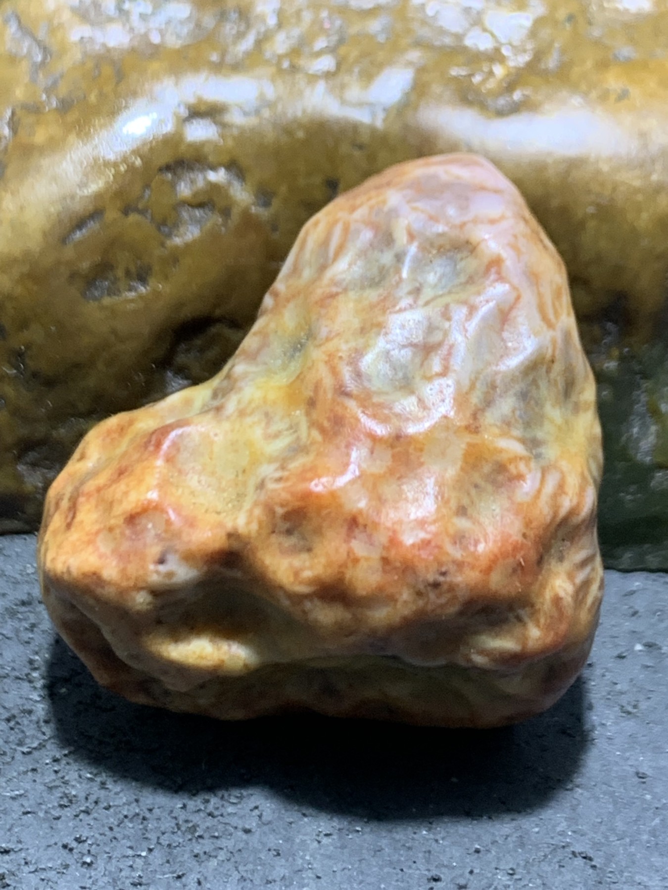 精美戈壁红皮飘花筋脉石原石一颗