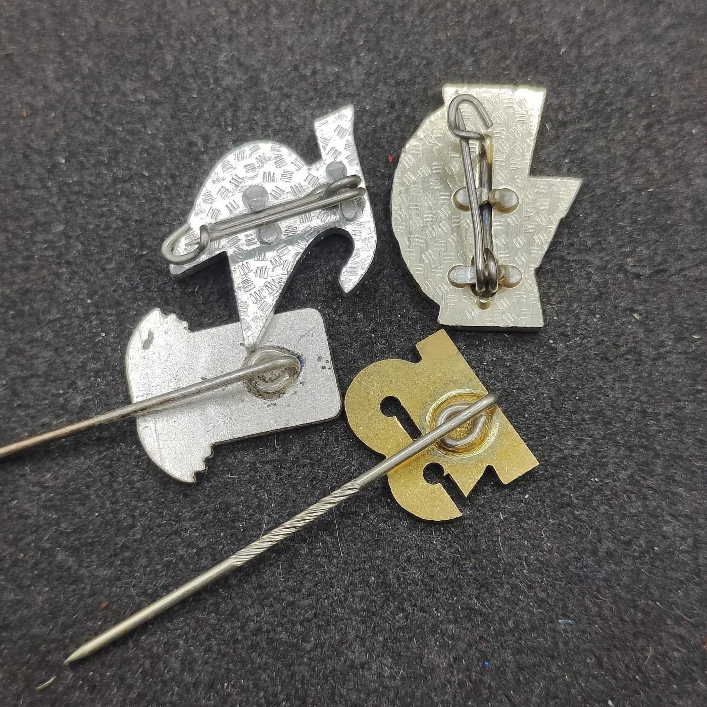 全场0元起拍 第128期 咸鱼国勋章拍卖专场 1月24日（周三）下午6：00开始 东德徽章一组四个