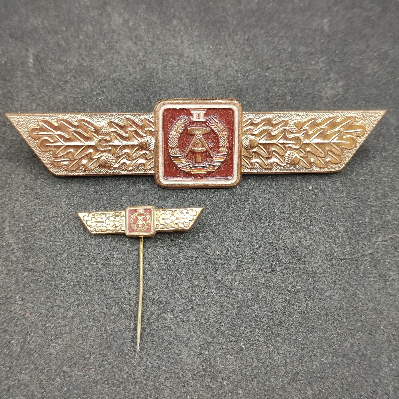 全场0元起拍 第128期 咸鱼国勋章拍卖专场 1月24日（周三）下午6：00开始 东德人民军63版二级通用技能章带迷你章