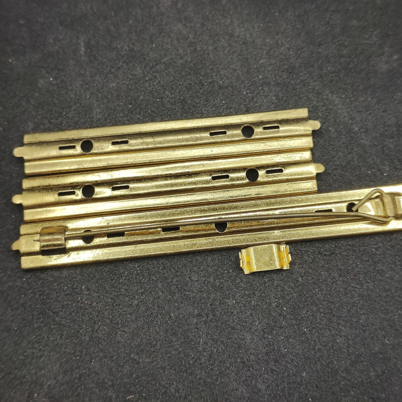 全场0元起拍 第128期 咸鱼国勋章拍卖专场 1月24日（周三）下午6：00开始 东德略架子一组