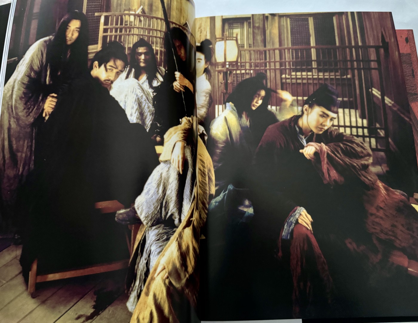 零元拍：王家卫导演亲笔签名英文版影像集«WKW: The Cinema of Wong Kar Wai» 。