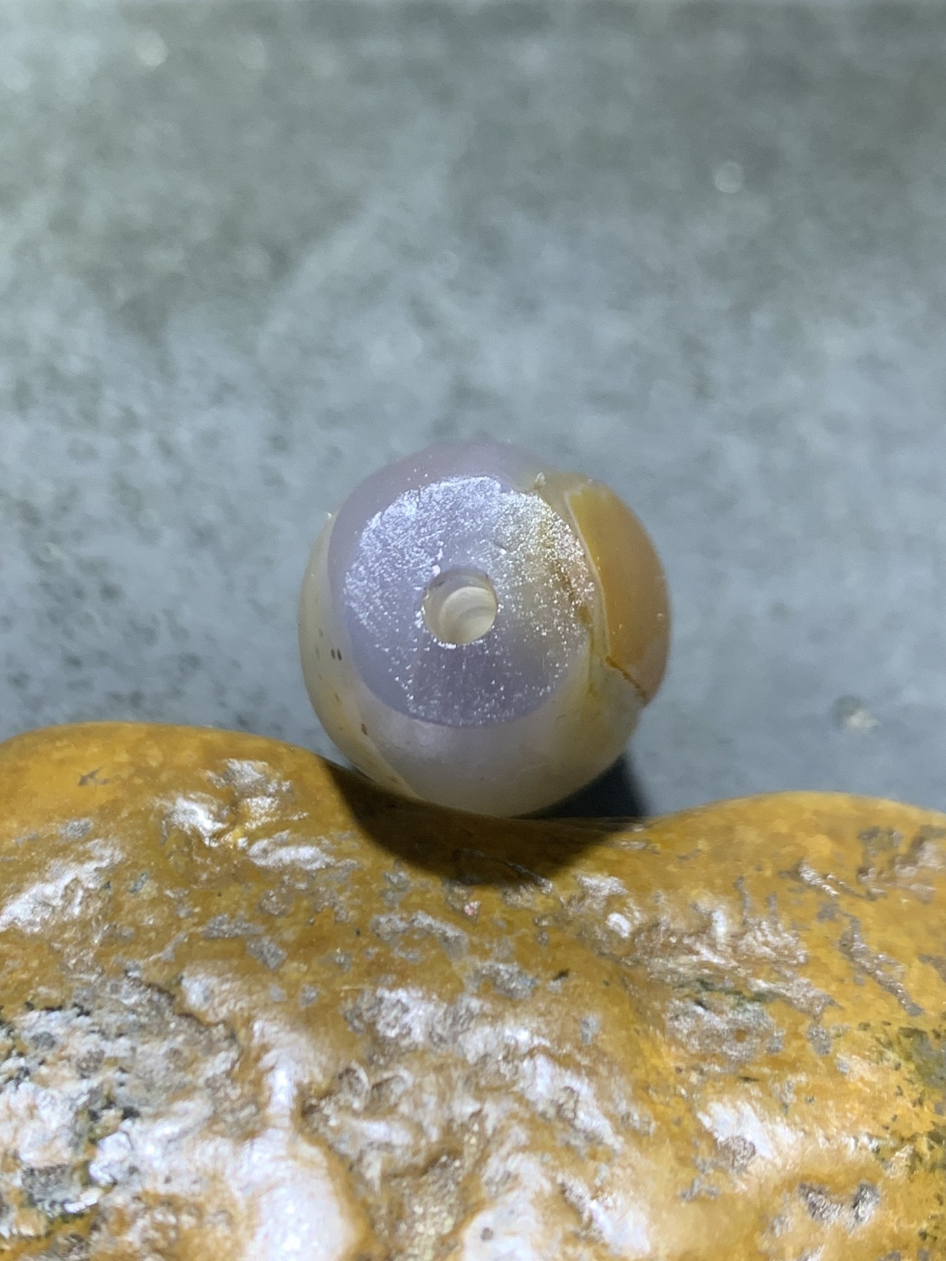 精美亚光高玉化巴西玛瑙手工俏色巧雕一心向佛桶珠一个！