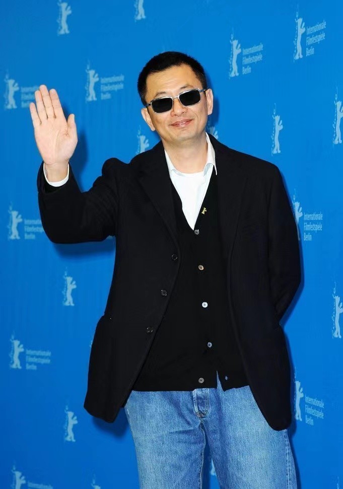 零元拍：王家卫导演亲笔签名英文版影像集«WKW: The Cinema of Wong Kar Wai» 。